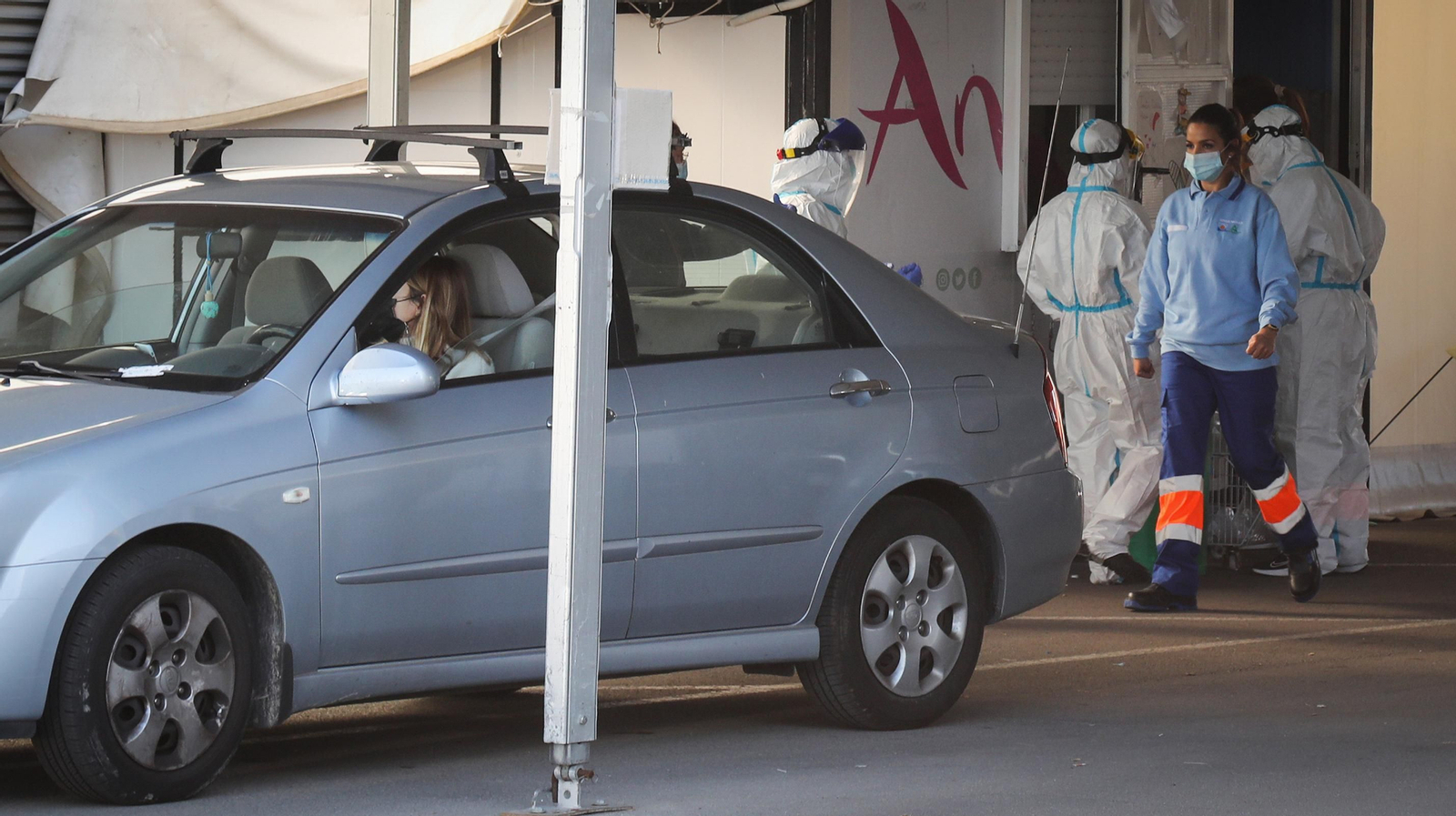 Caos en el Hospital de Jerez por la afluencia masiva de usuarios para hacerse la PCR