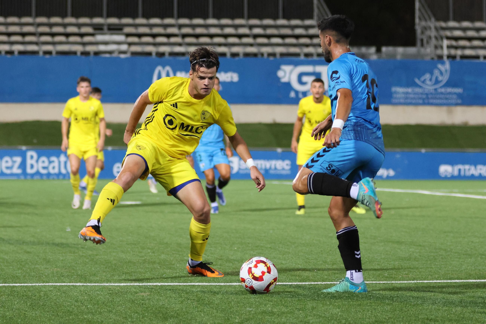 Rubén del Valle cierra el paso a un jugador del Ciudad de Lucena.