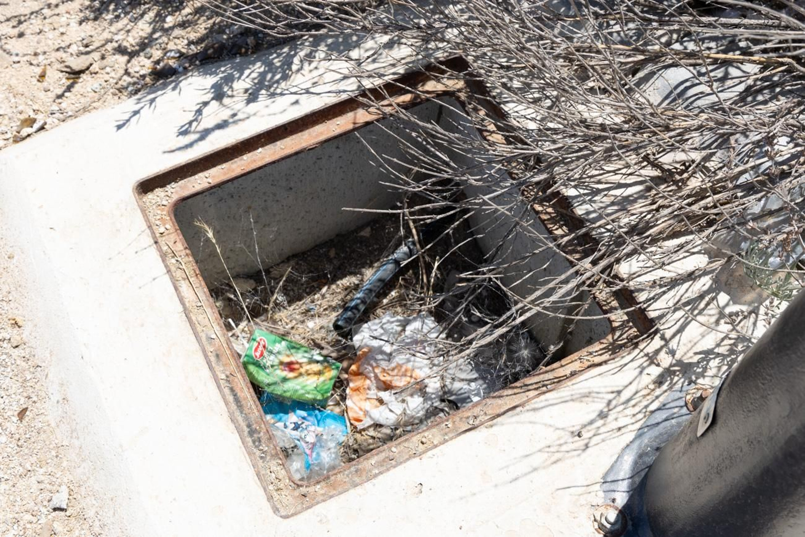 El estado de abandono del parque infantil del Jaén Plaza, en imágenes