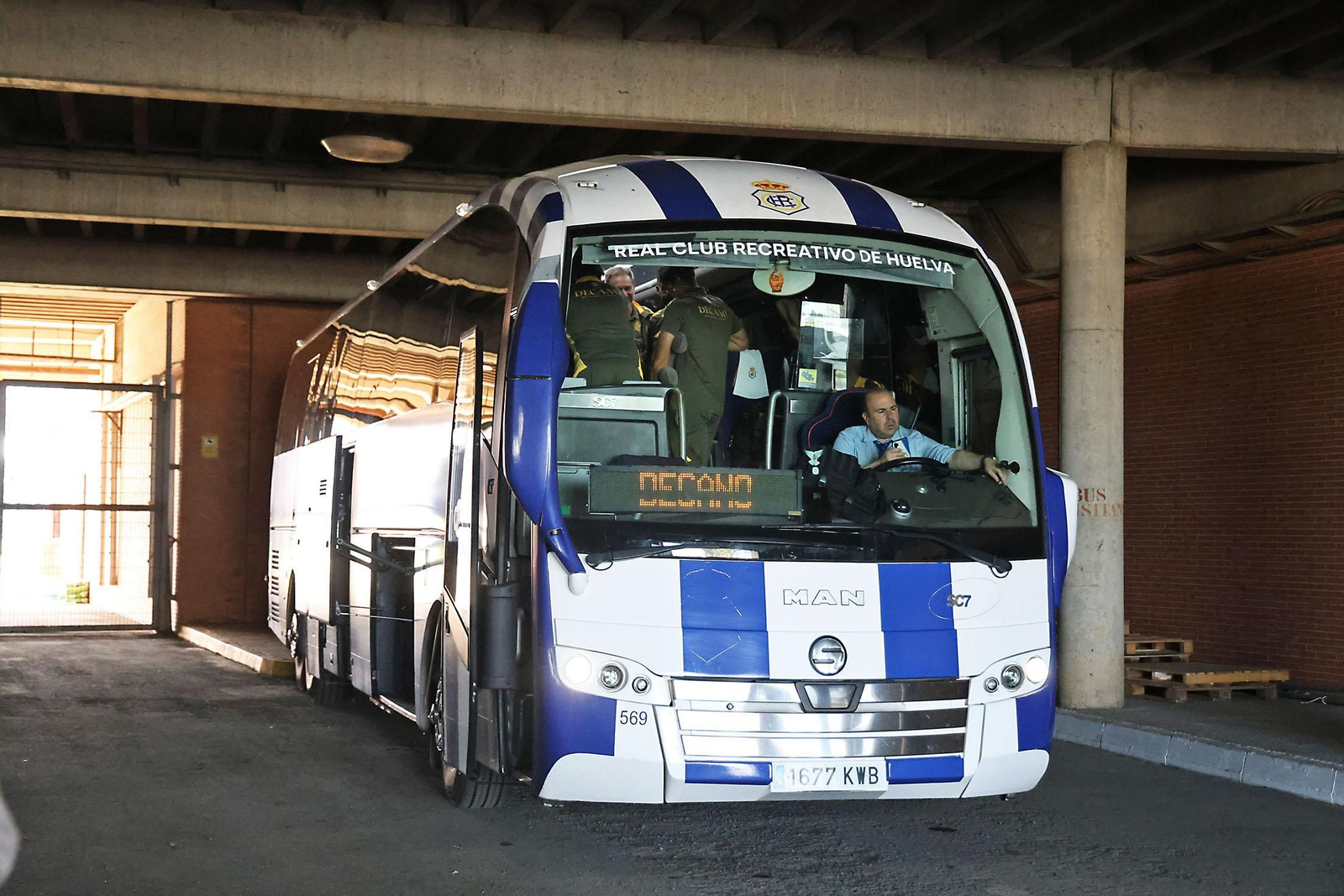 Imágenes de la salida del autobus del Recreativo de Huelva hacia Alcoy