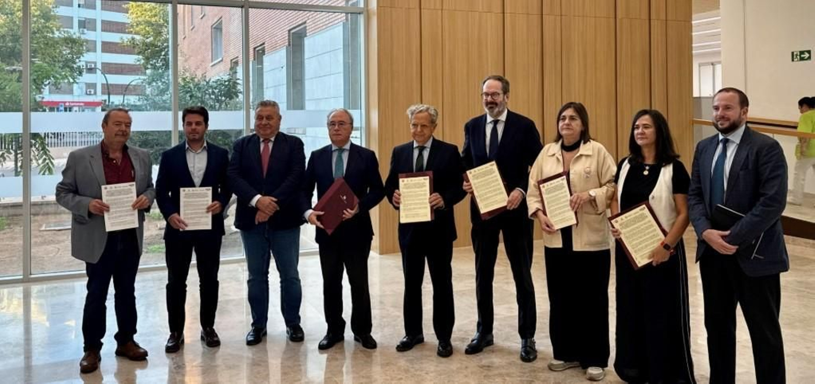 Las autoridades, tras la firma de la declaración conjunta.