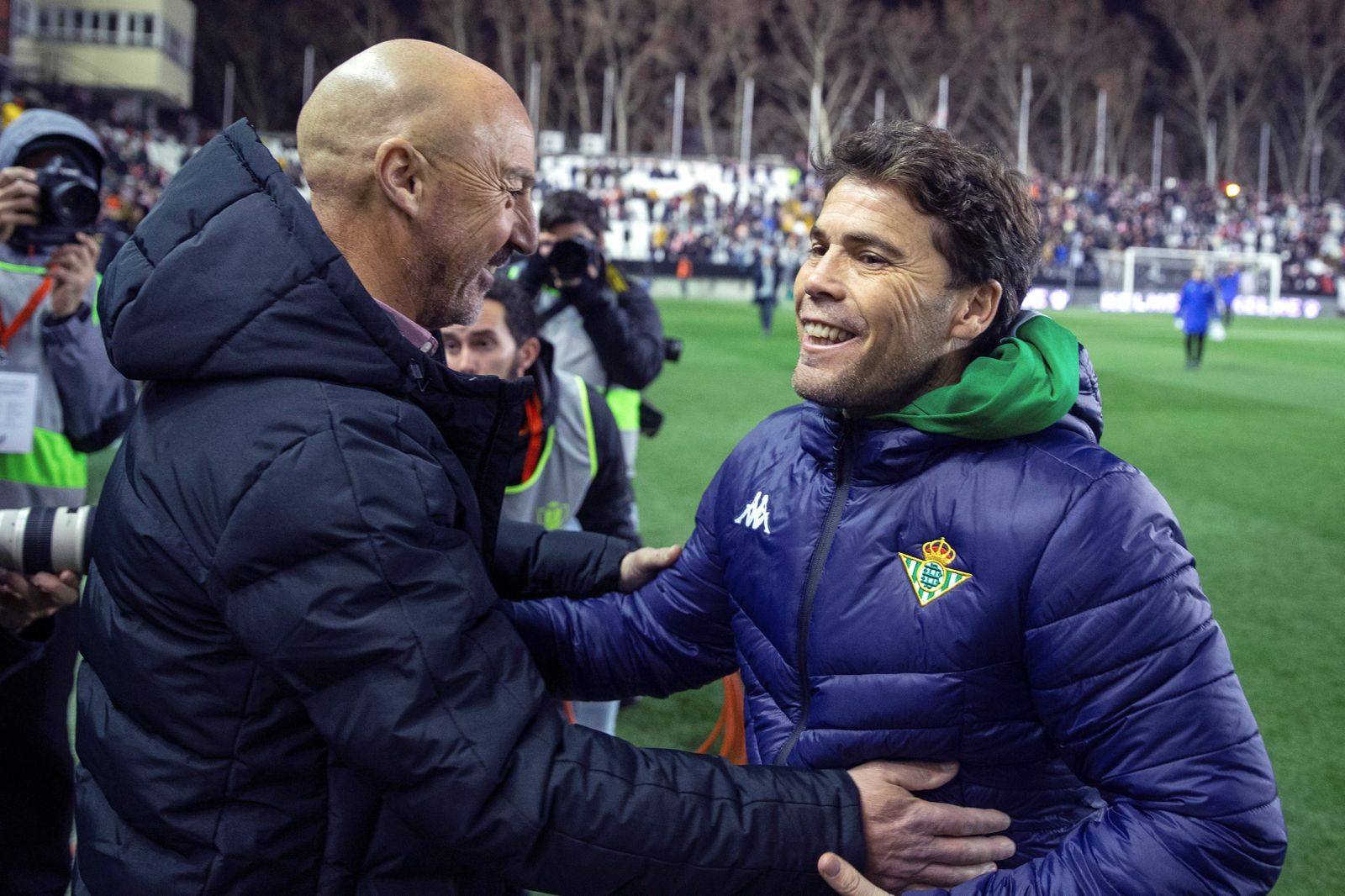 Rubi, técnico bético, saluda a Juan Luna, ayudante de Paco Jémez, sancionado.