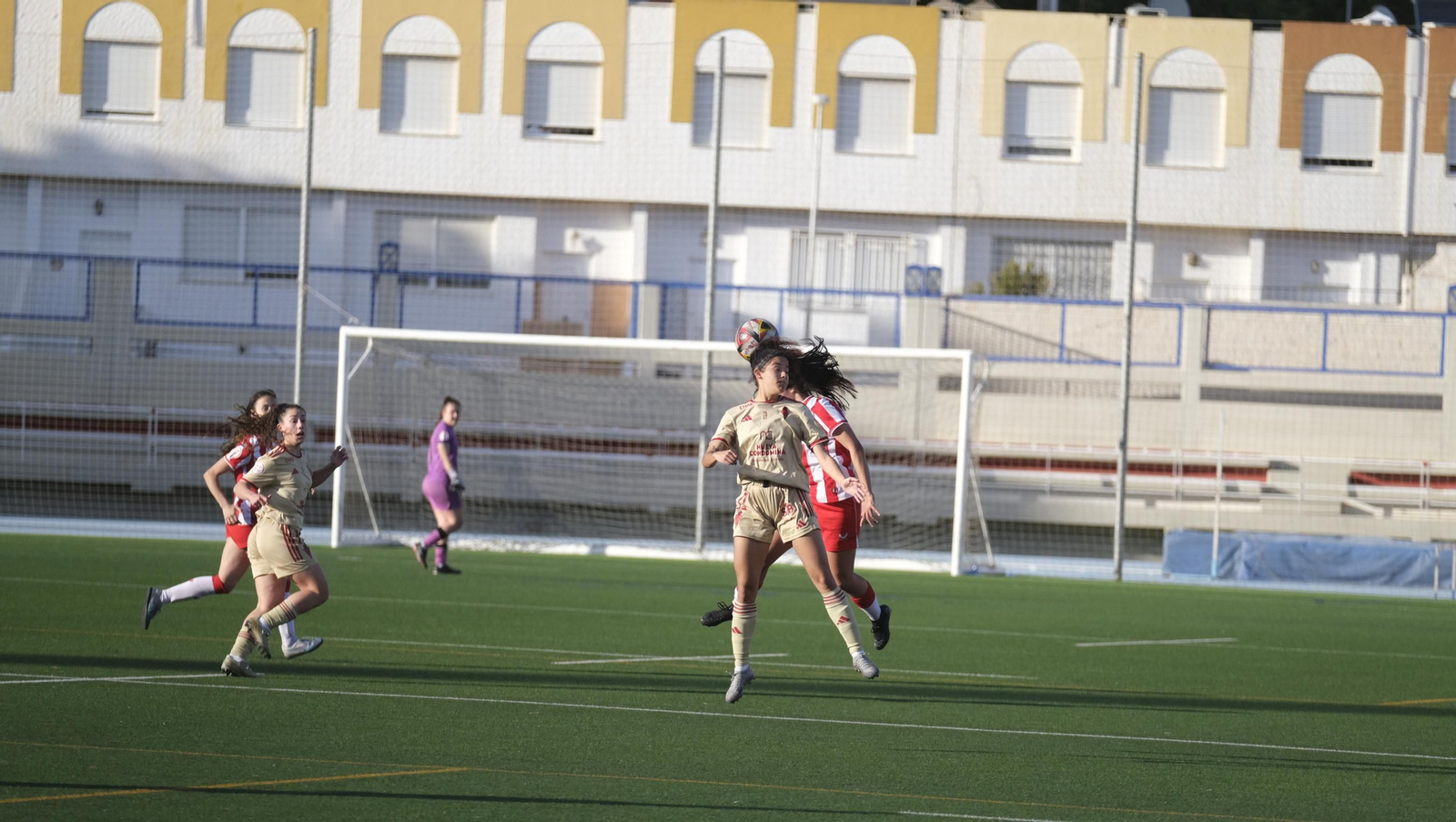 Una jugadora rojiblanca disputa un balón aéreo con una rival durante un partido de este curso.