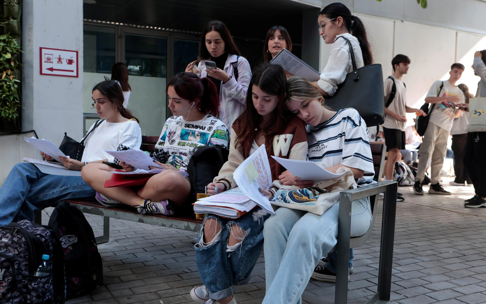 Un grupo de alumnas repasan los apuntes antes de un examen durante la pasada Selectividad.