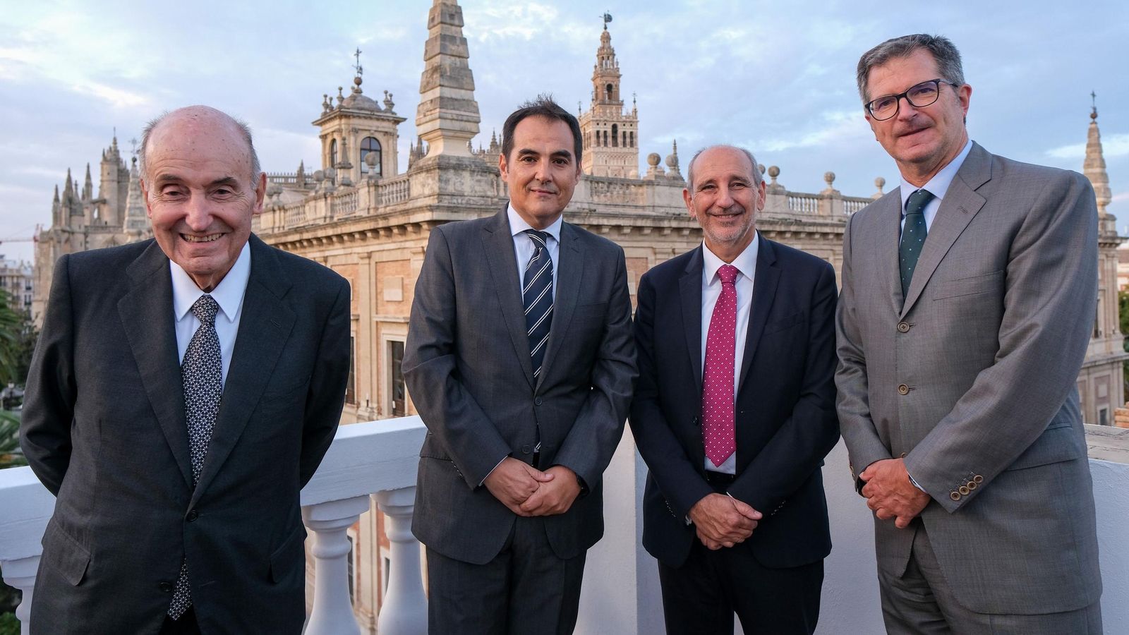 Miquel Roca, José Antonio Nieto, Manuel Camas y Joan Roca posan antes de los discursos.