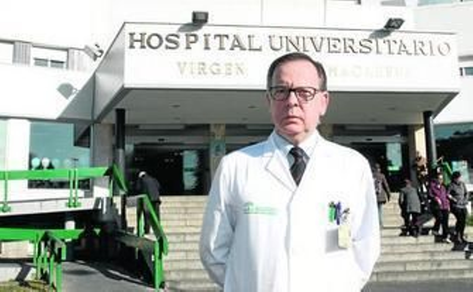 Miguel Ángel Muniain, en las puertas del Hospital Macarena, poco antes de la entrevista.