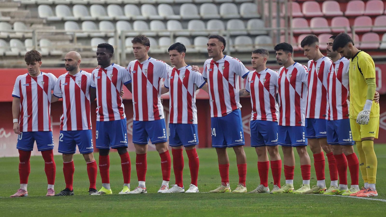 Un once del Algeciras durante un minuto de silencio.