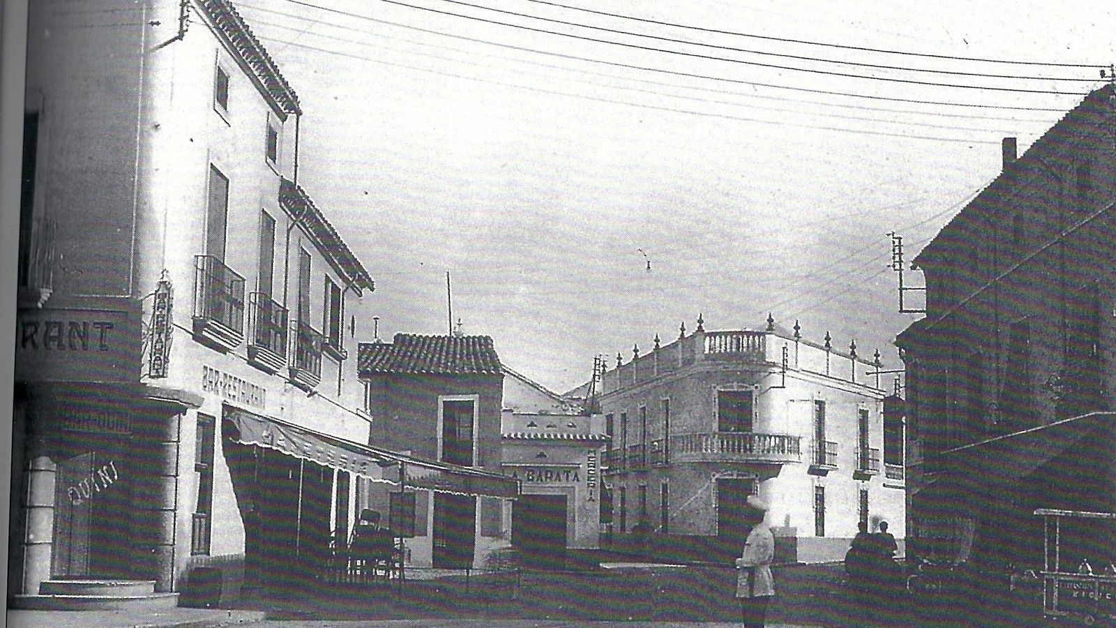 La plaza de Sol, en Andújar, a la derecha Restaurante Madrid-Sevilla y a la izquierda el Restaurante el Quini