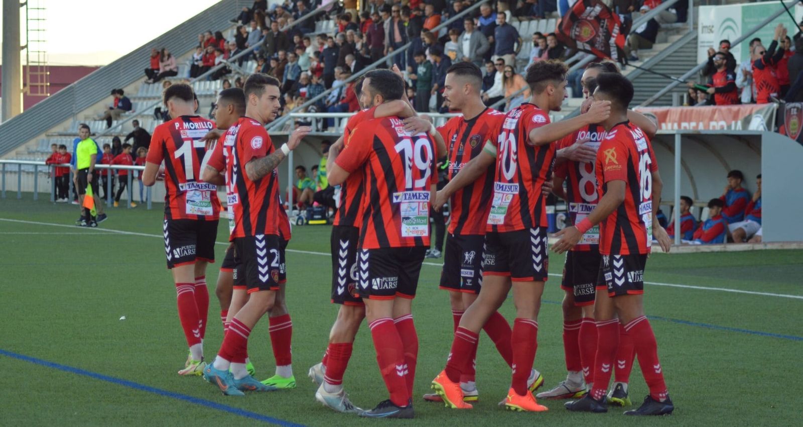 Los jugadores del Salerm Puente Genil celebran un gol en el Manuel Polinario.