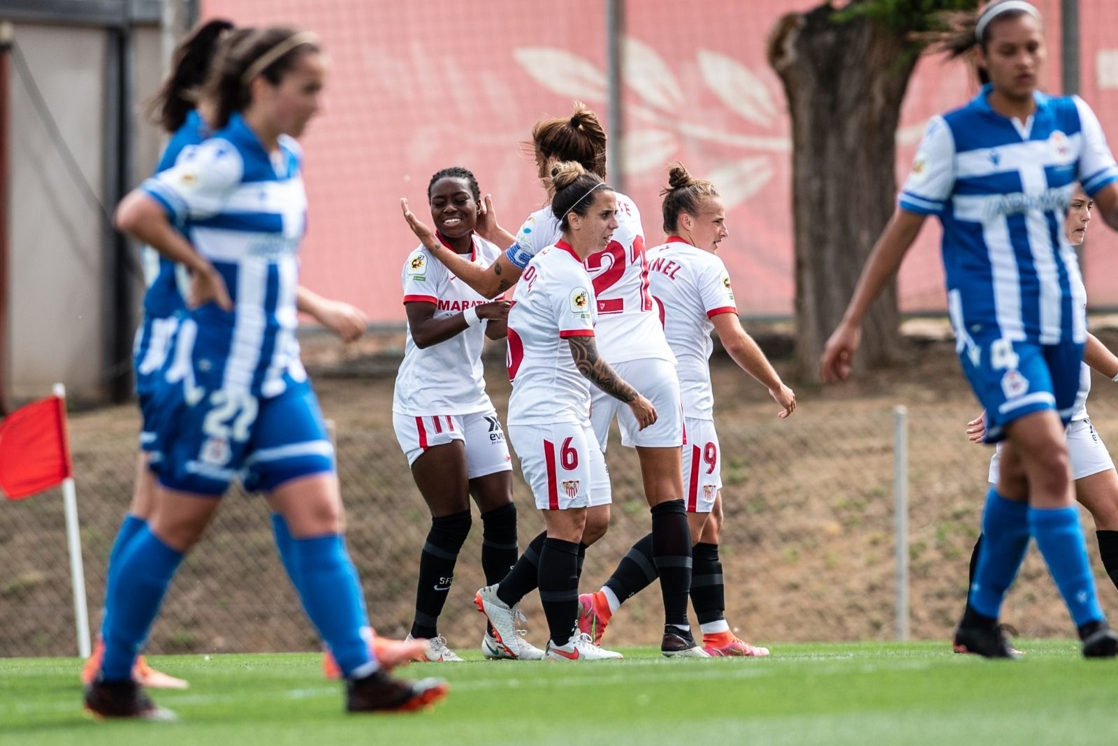 Las jugadoras del Sevilla celebran uno de sus goles ante el Deportivo.
