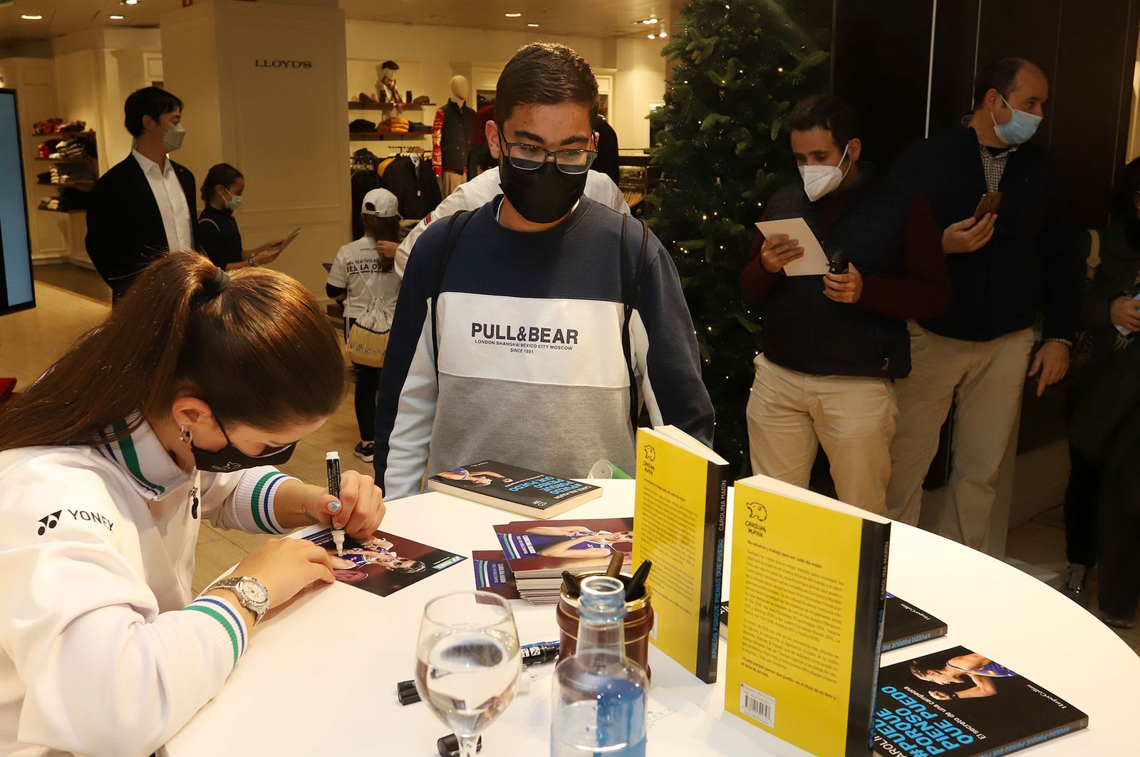 Huelva 2021: Carolina Marín firma autógrafos en el Corte Inglés de Huelva durante el Mundial de Bádminton