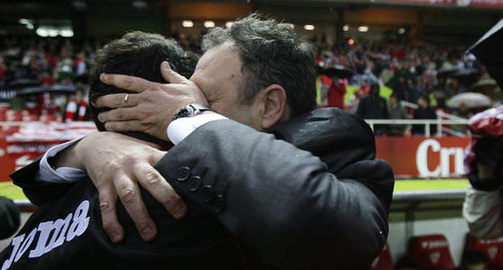 Caparros y Jiménez se saludan efusivamente antes del comienzo del encuentro. / Antonio Pizarro