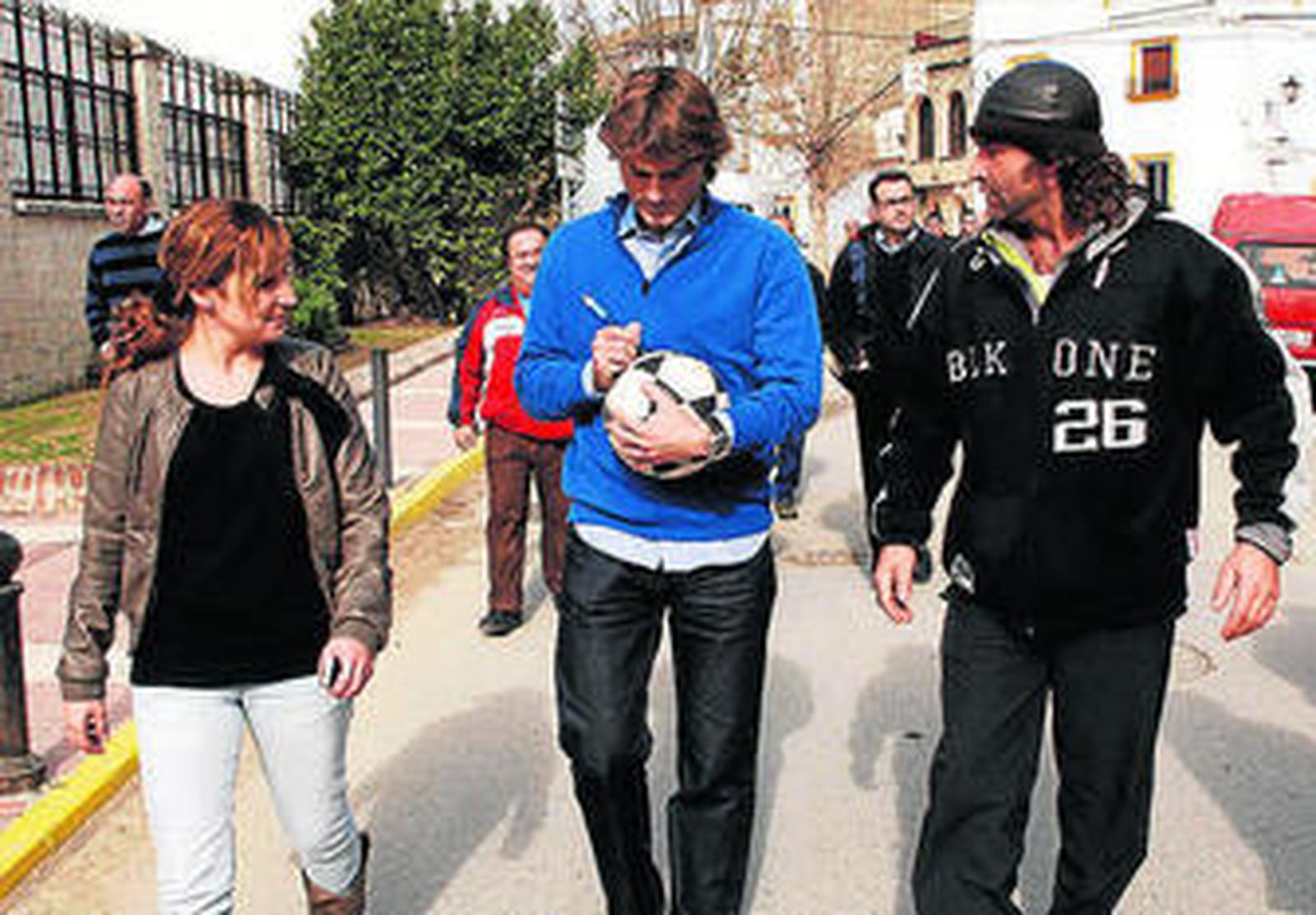 Juel Guerrero firma un balón el pasado lunes en Alcalá del Valle.