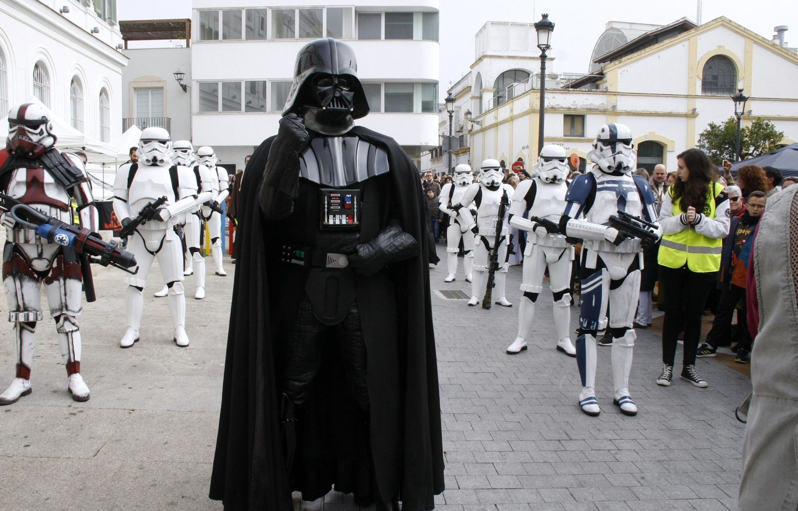 En el centro uno de los voluntarios disfrazado de Darth Vader durante el desfile.