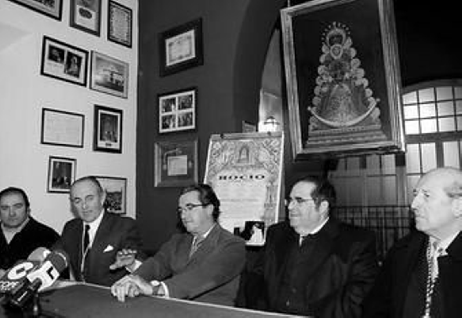 Presidencia del acto de presentación ayer con el pregonero, Rafael Mateos, que aparece en el centro.