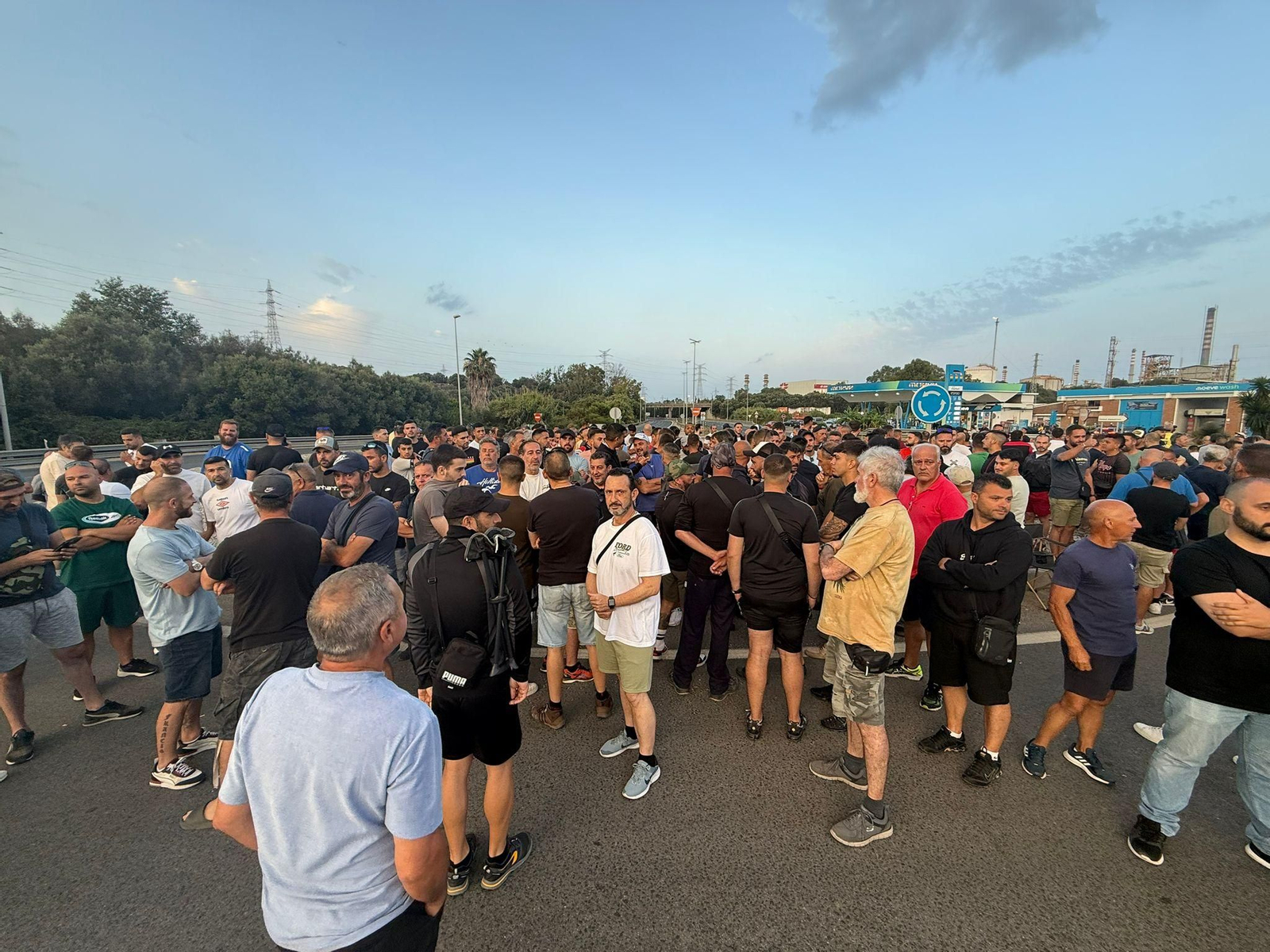 Concentración de trabajadores del metal en la rotonda de acceso a Moeve, la pasada semana