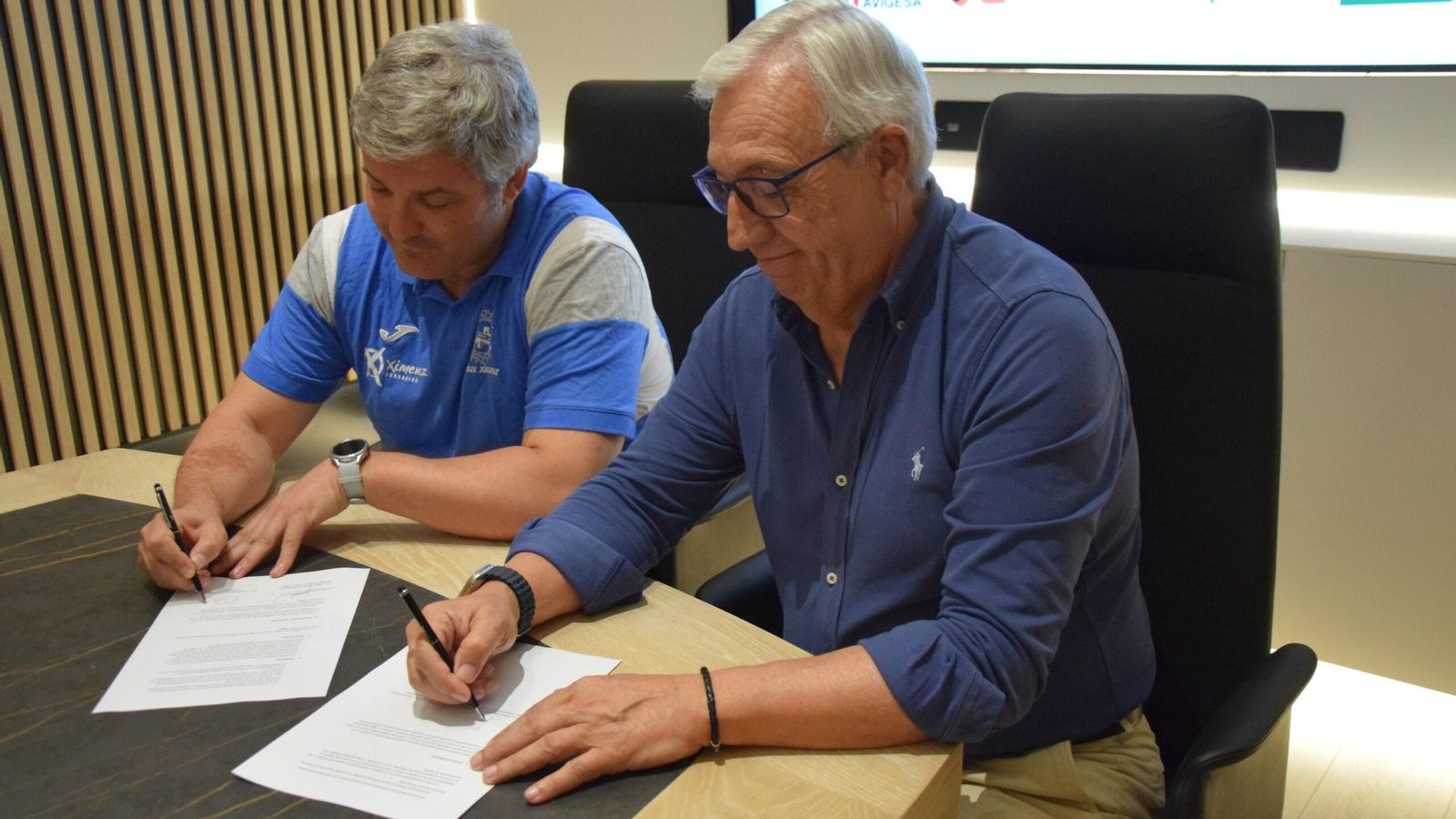 Paco Bustos y Mariano Jiménez firman el contrato del entrenador con el Ángel Ximénez.