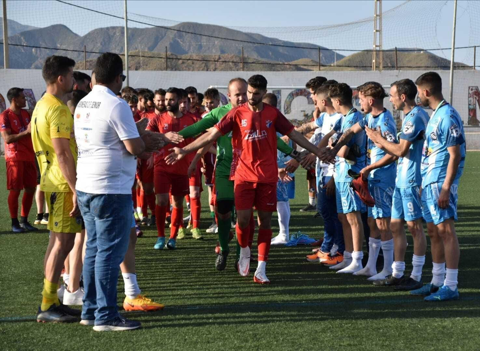 El Carboneras hizo el pasillo del campeón al Adra al finalizar el partido.