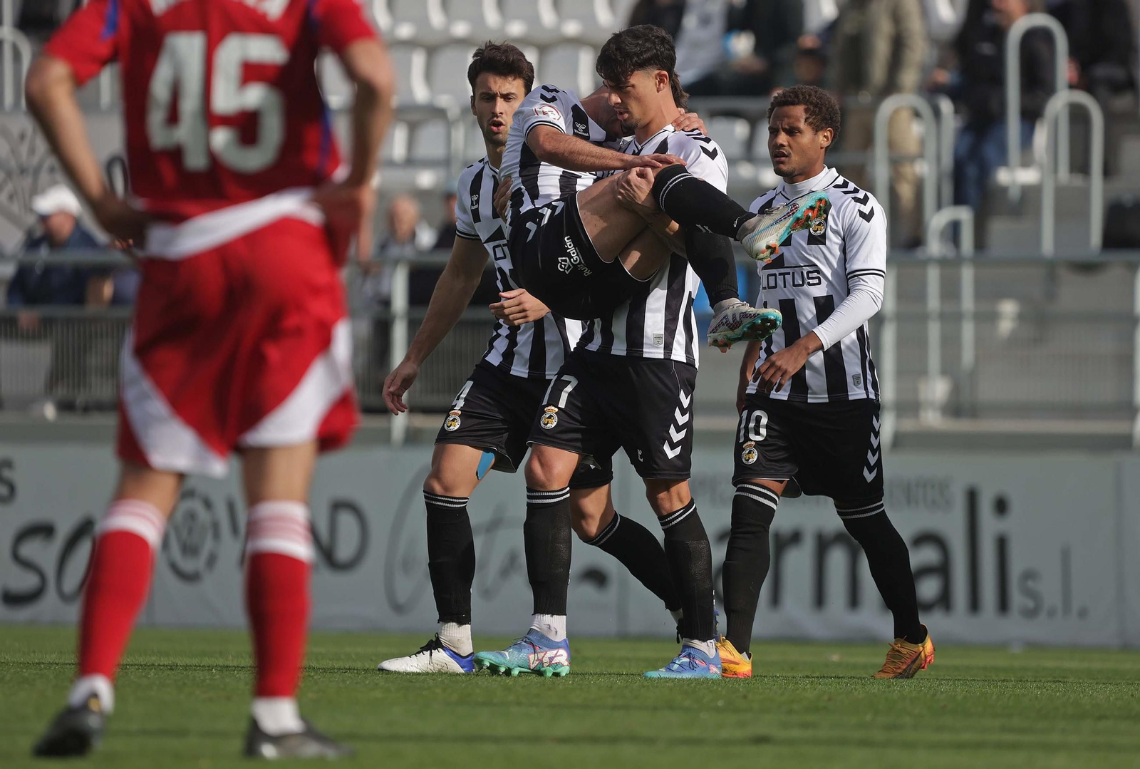 Fran Moreno lleva a Fran Carbià fuera del terreno de juego tras caer lesionado Fran Moreno lleva a Fran Carbià fuera del terreno de juego tras caer lesionado