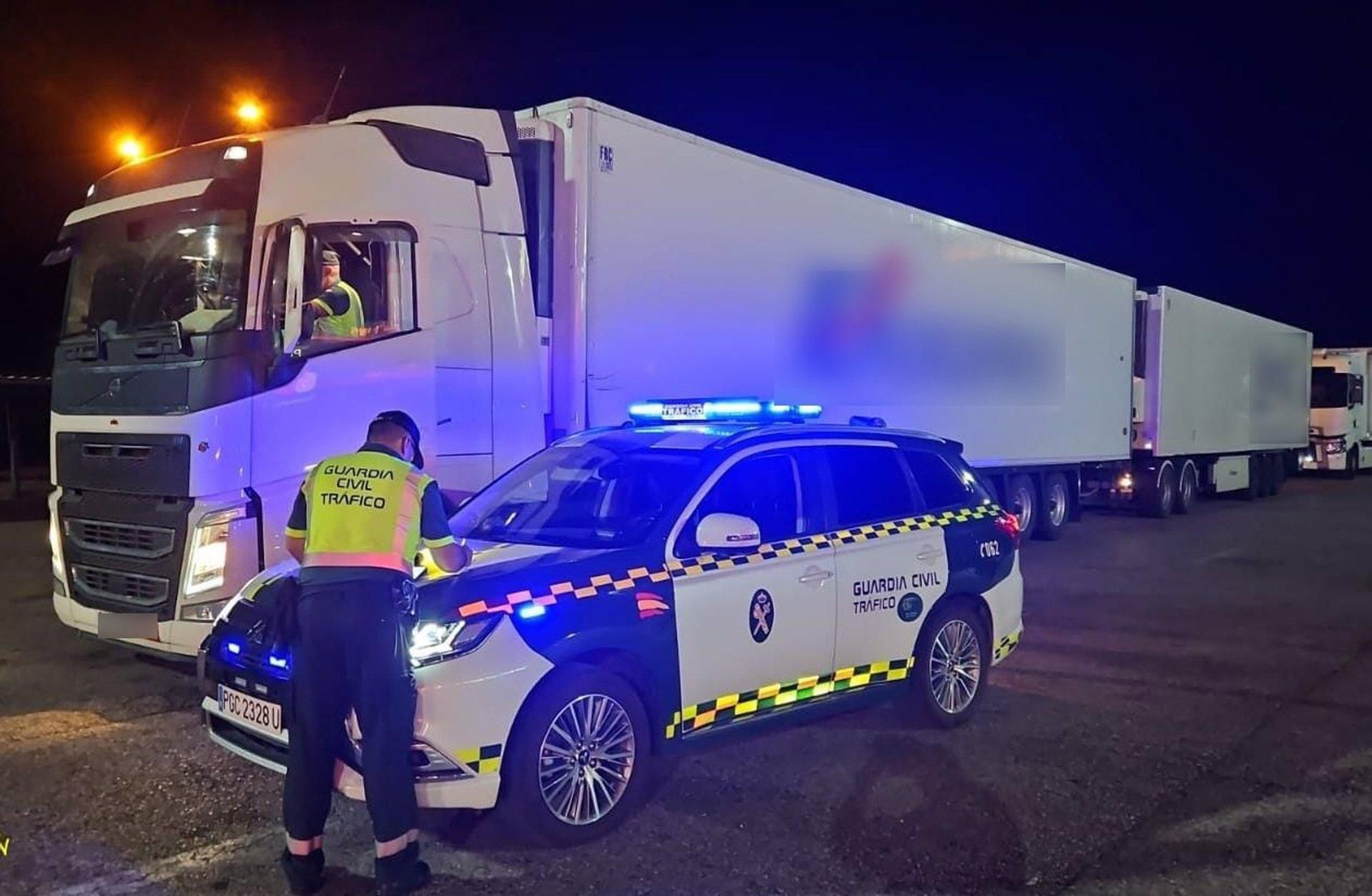 La Guardia Civil de Tráfico detuvo el camión. La Guardia Civil de Tráfico detuvo el camión.