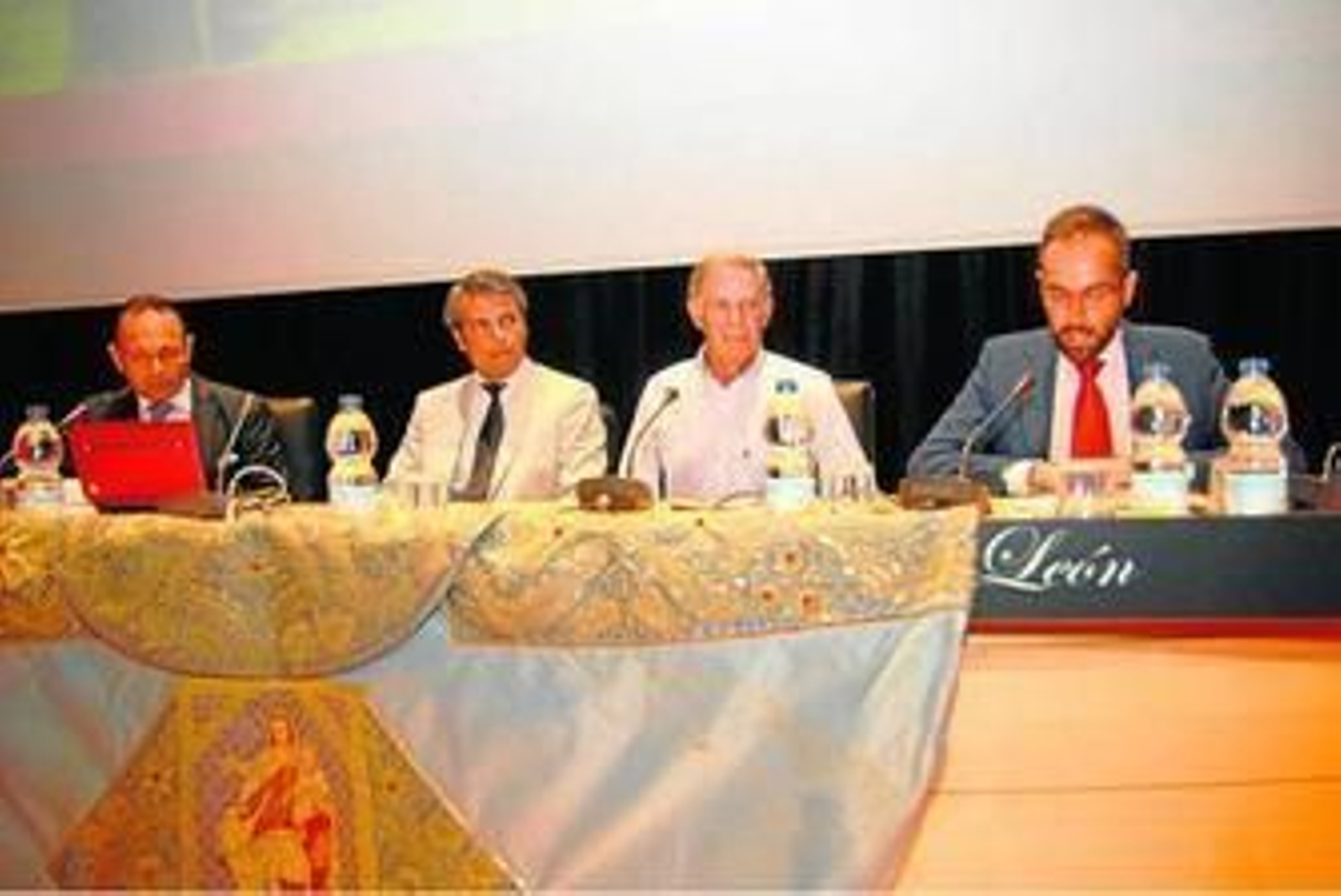 Momento del homenaje a Ruiz Miguel, en el centro de congresos.