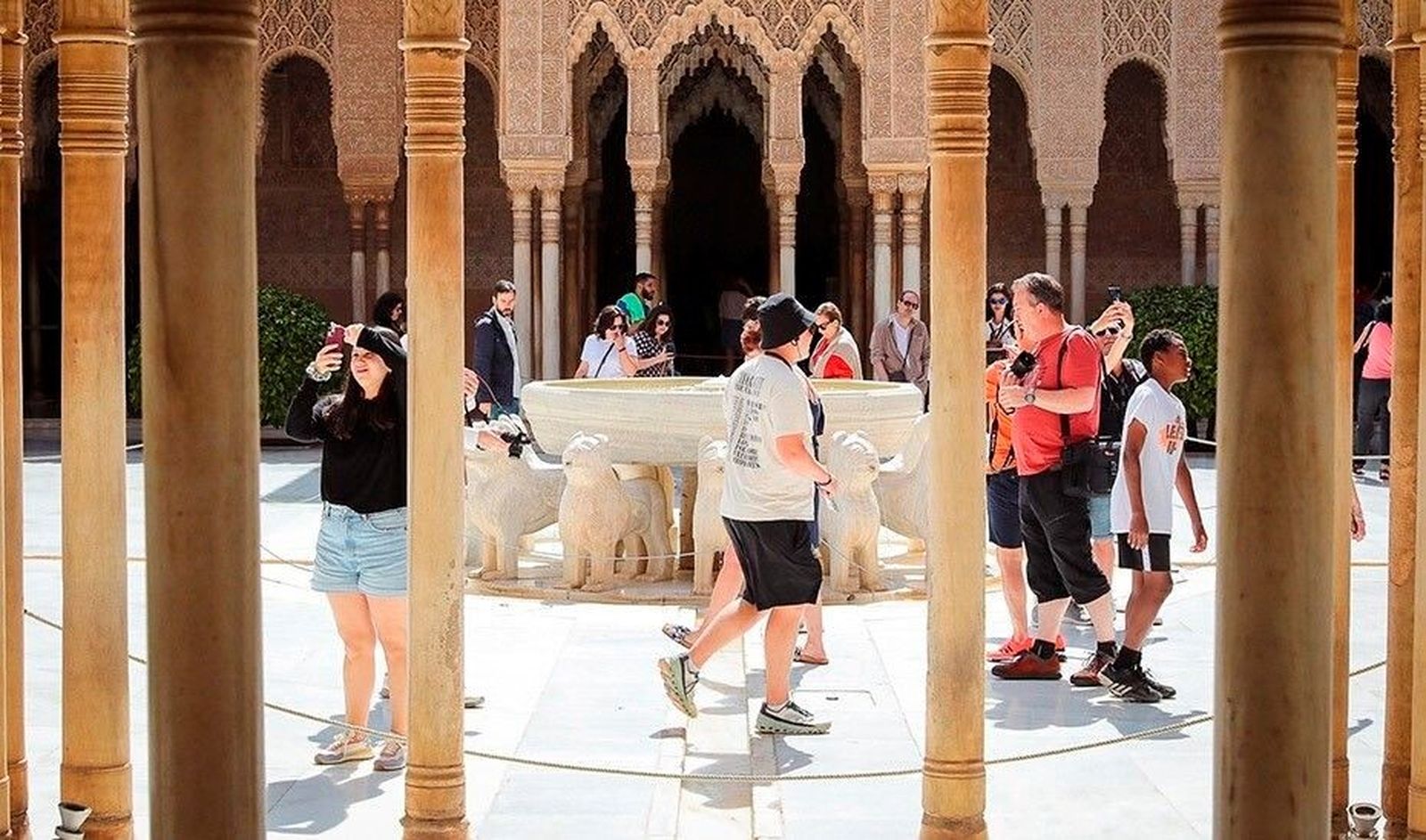 Turistas en la Alhambra.