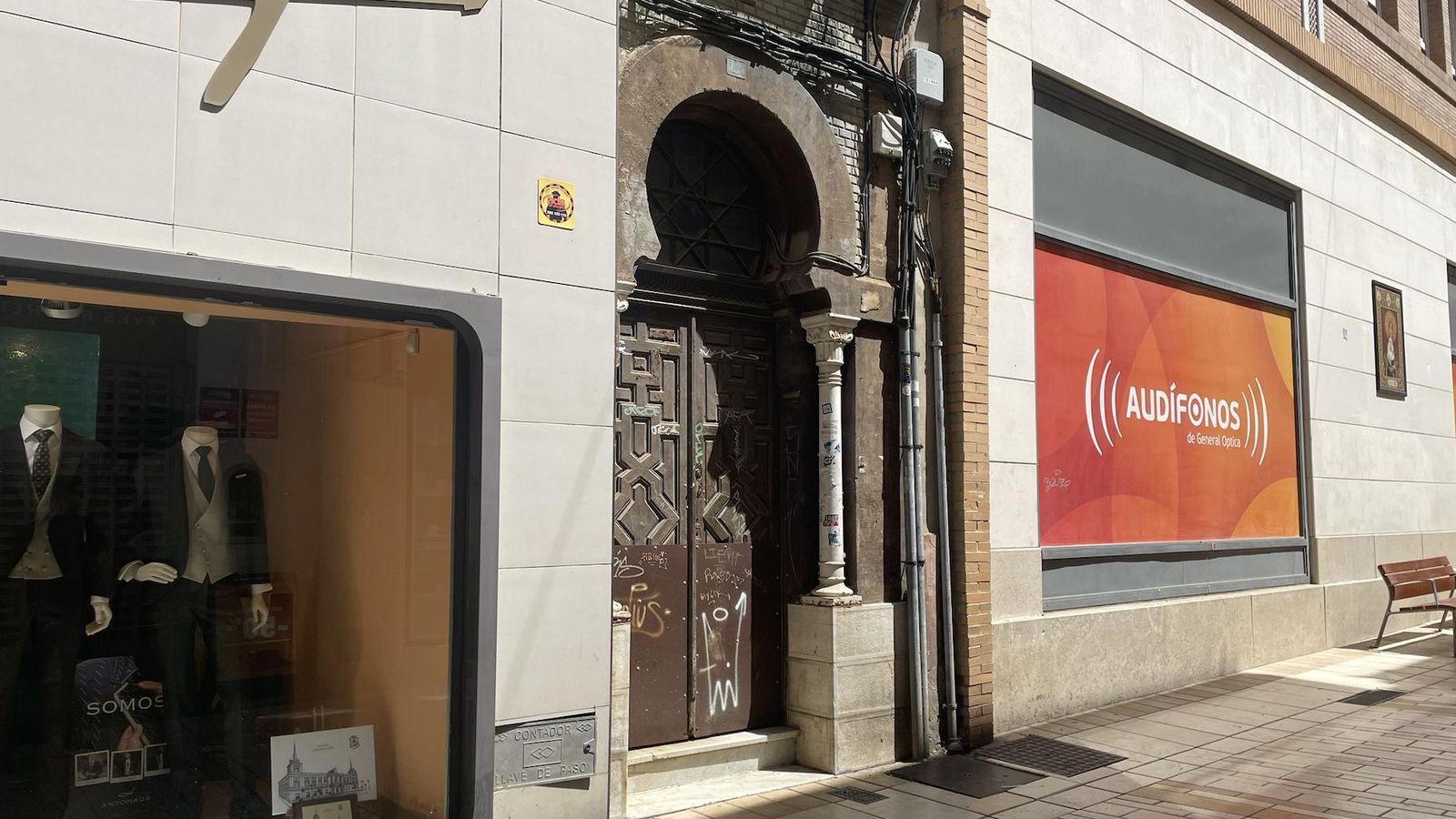 Puerta principal a la Casa Claudio Saavedra