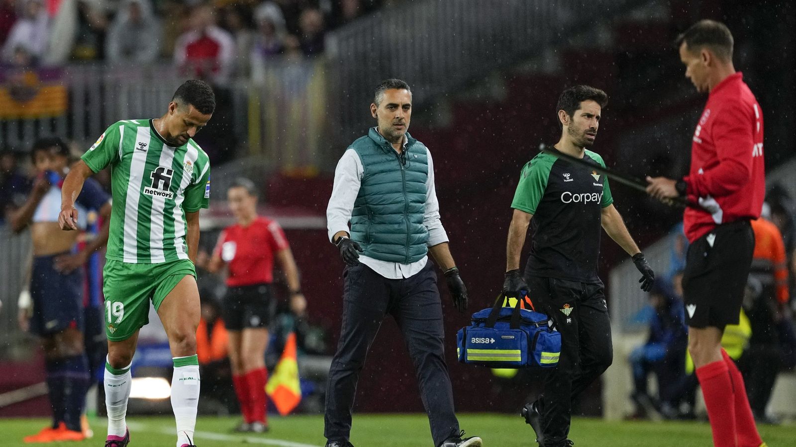 Luiz Felipe se toca el muslo mientras abandona el terreno de juego.