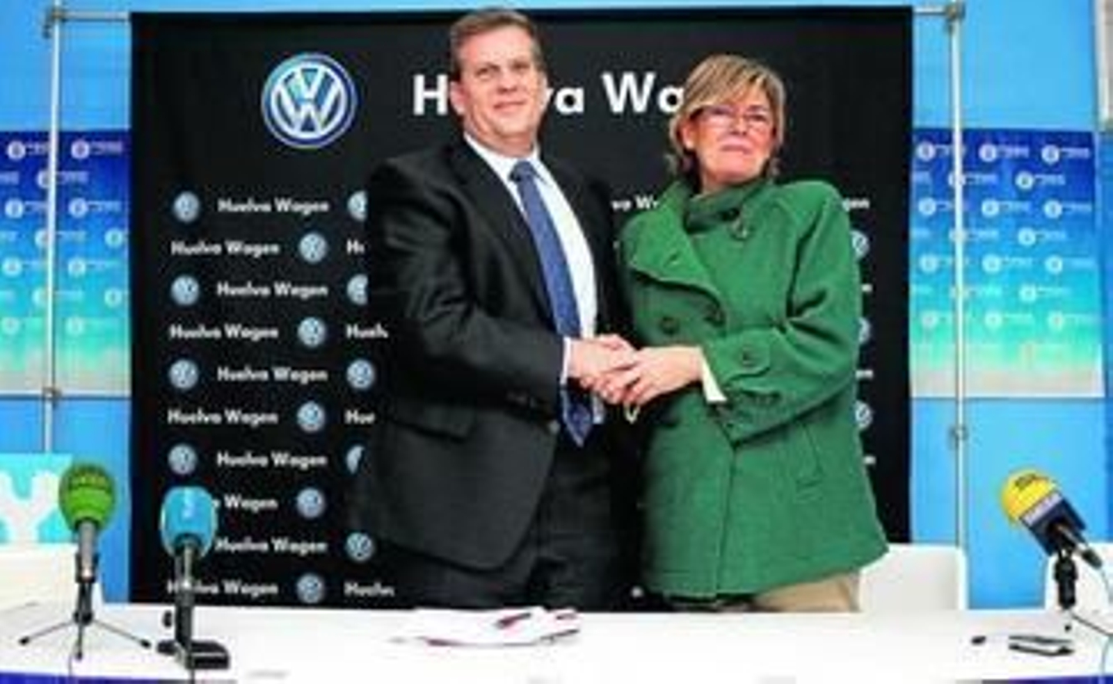 Juan Pérez y Rosa Espada, durante la rueda de prensa de ayer en el Andrés Estrada.