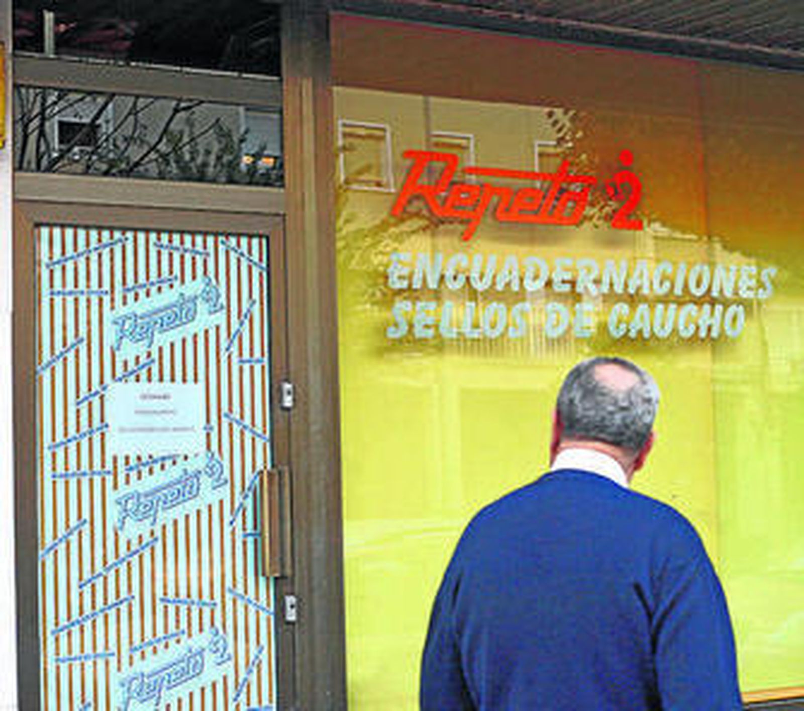 Cartel que anuncia el cierre en la Papelería Repeto.