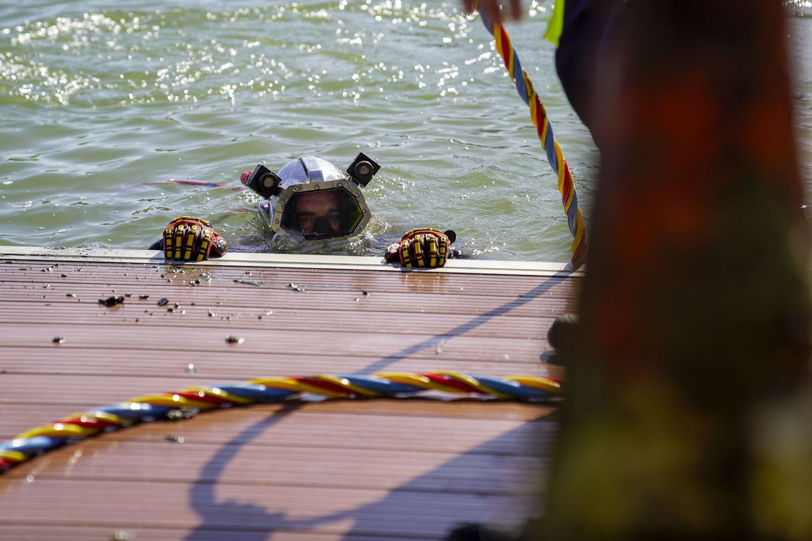 La limpieza solidaria del Guadalquivir en el Centro Náutico del Alamillo, todas las fotos