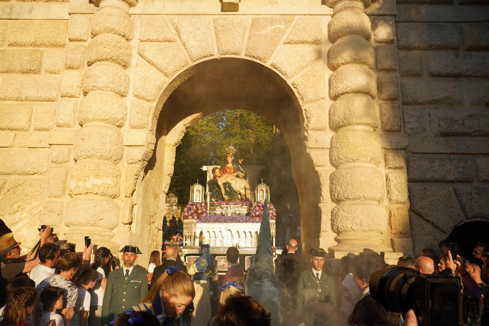 Las fotos de la salida de Santa María de la Alhambra y su bajada a Granada