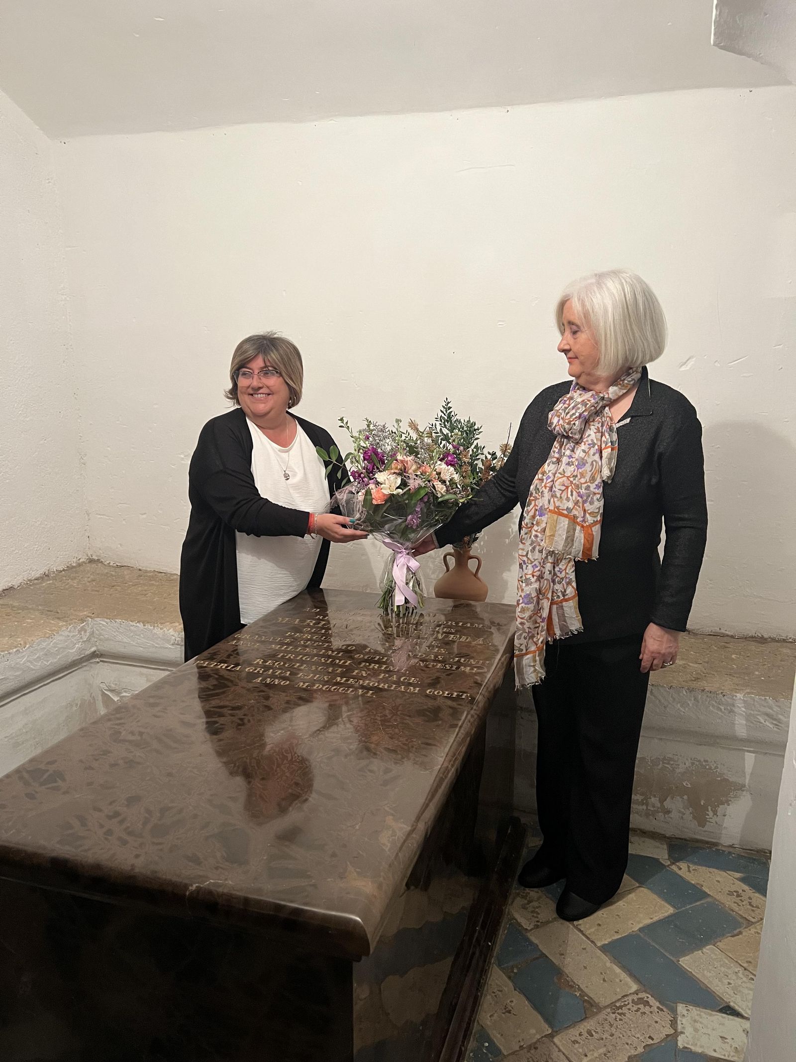 Momento de la ofrenda floral esta mañana en la tumba de la granadina en la Catedral.