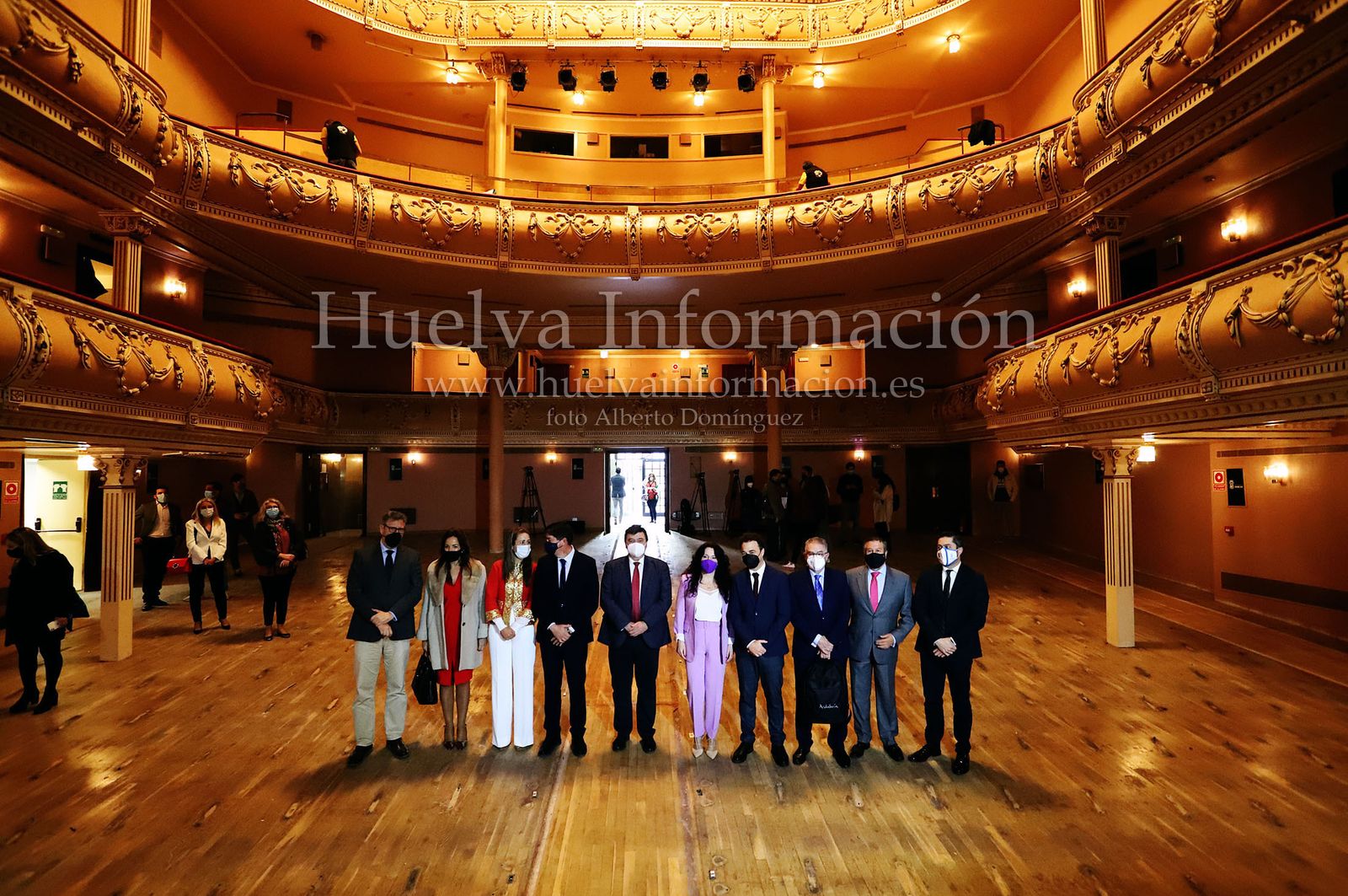 Imágenes de la visita a las obras en el Gran Teatro de Huelva del vicepresidente Juan Marín, acompañado de la consejera Rocío Ruiz y del alcalde Gabriel Cruz