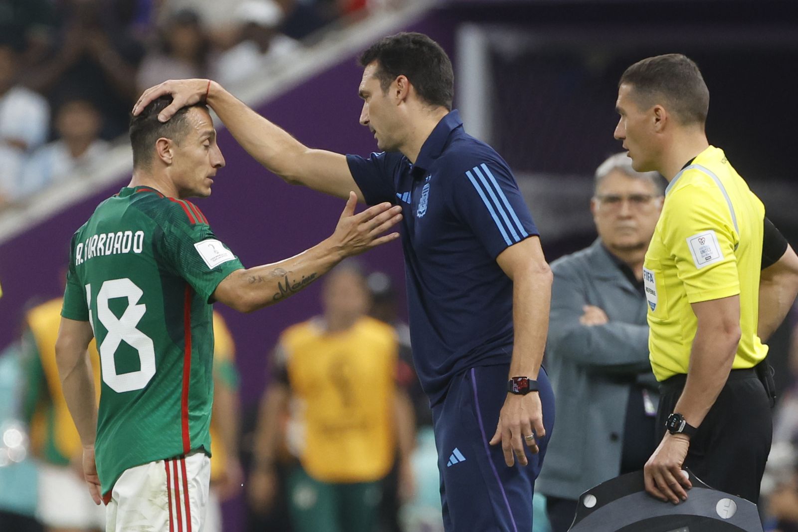 Scaloni anima a Guardado tras el cambio del mexicano por lesión.