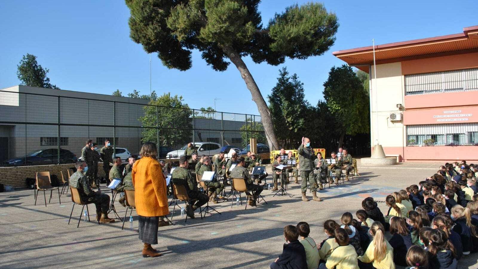 Militares tocando para los escolares del CEIP Vara de Rey.