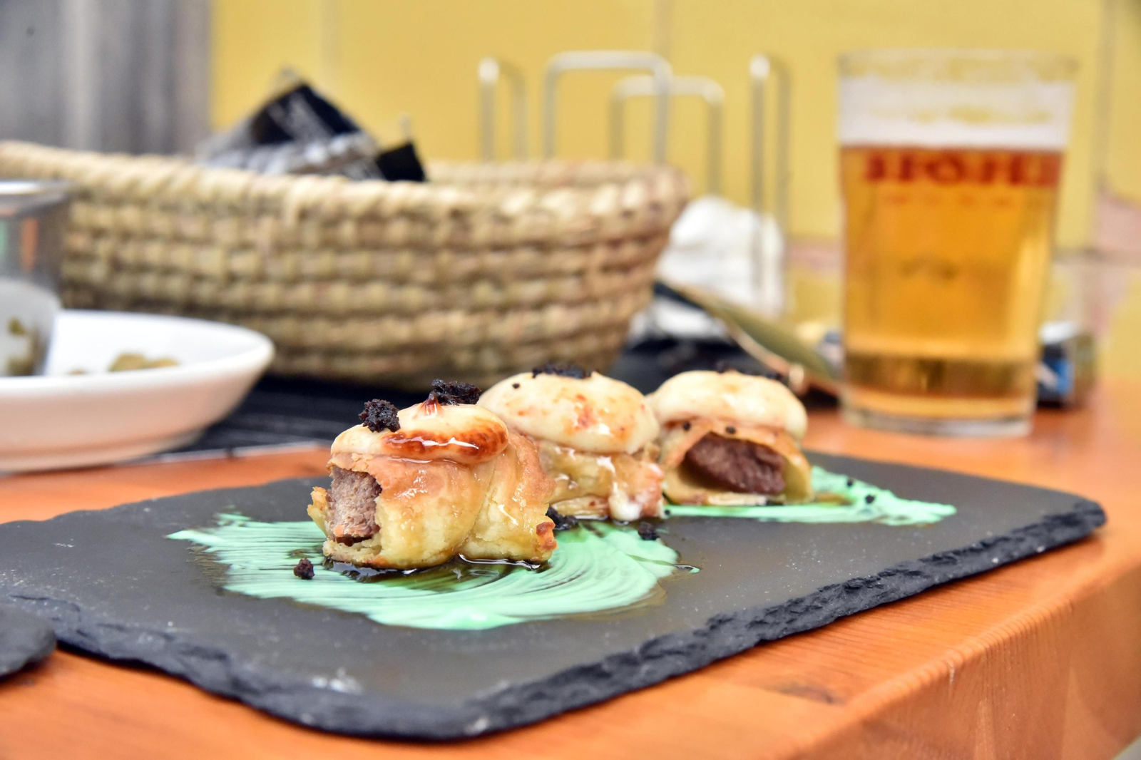 Una tapa con cerdo ibérico en una ruta gastronómica.