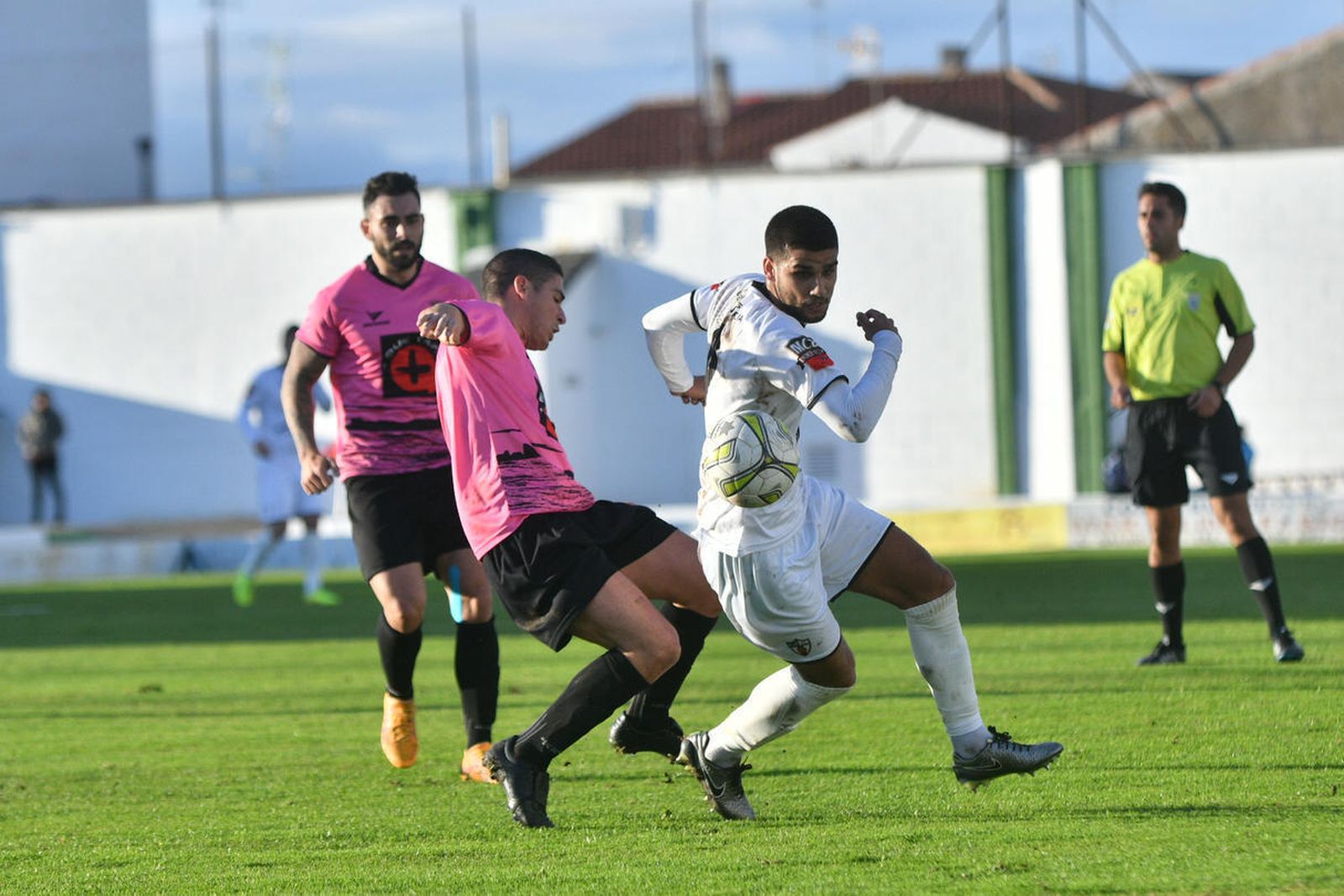 El chiclanero Jorge (i) presiona a un rival en presencia de Julio.