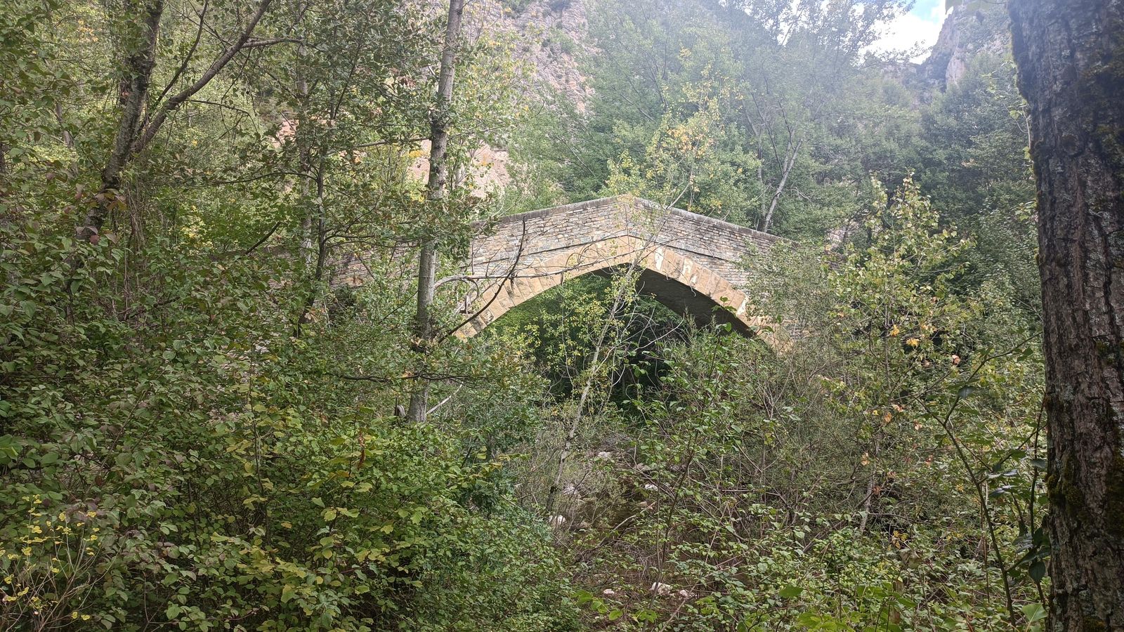 El puente románico de San Pablo cruza el río Isábena.