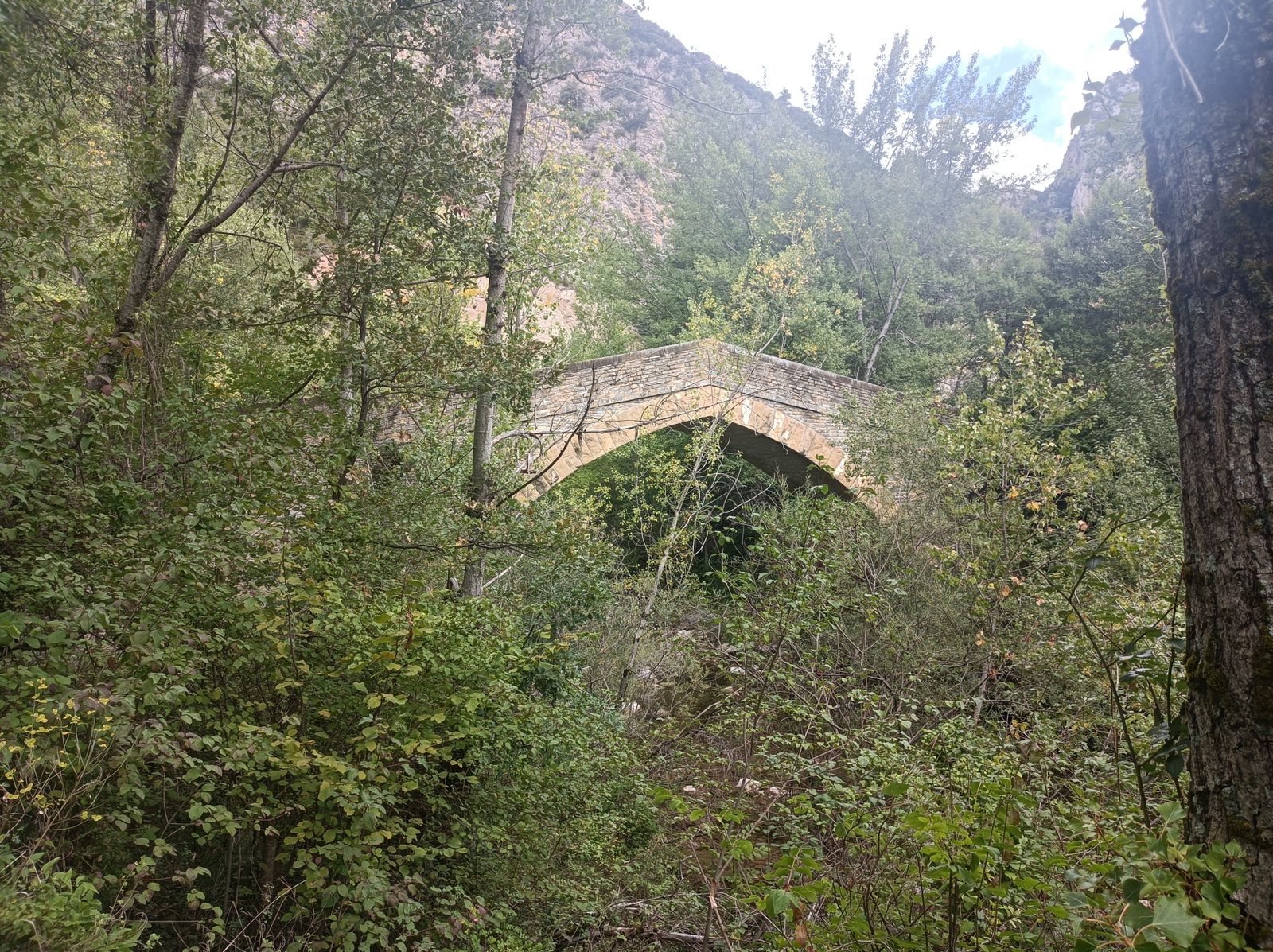 El puente románico de San Pablo cruza el río Isábena.