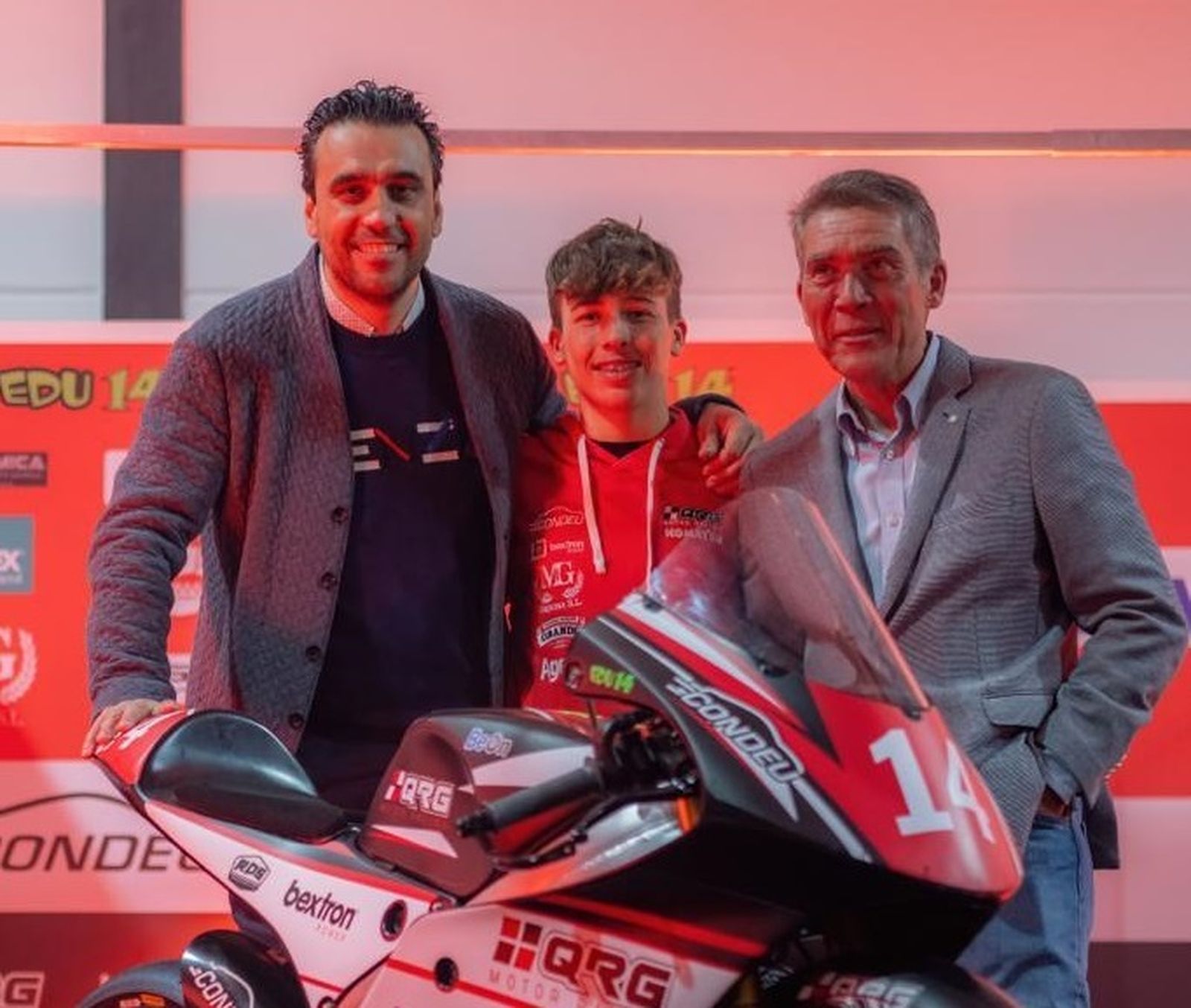 Eduardo Gutiérrez durante la presentación en Utrera del QRG Team, junto a su padre y Jaime Obando.