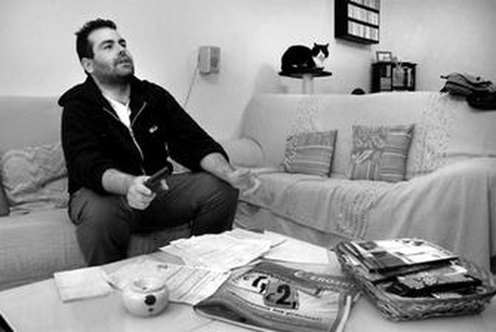 El camionero gaditano Antonio Lorenzo conversa en el salón de su vivienda, situada en un barrio céntrico de Chiclana.