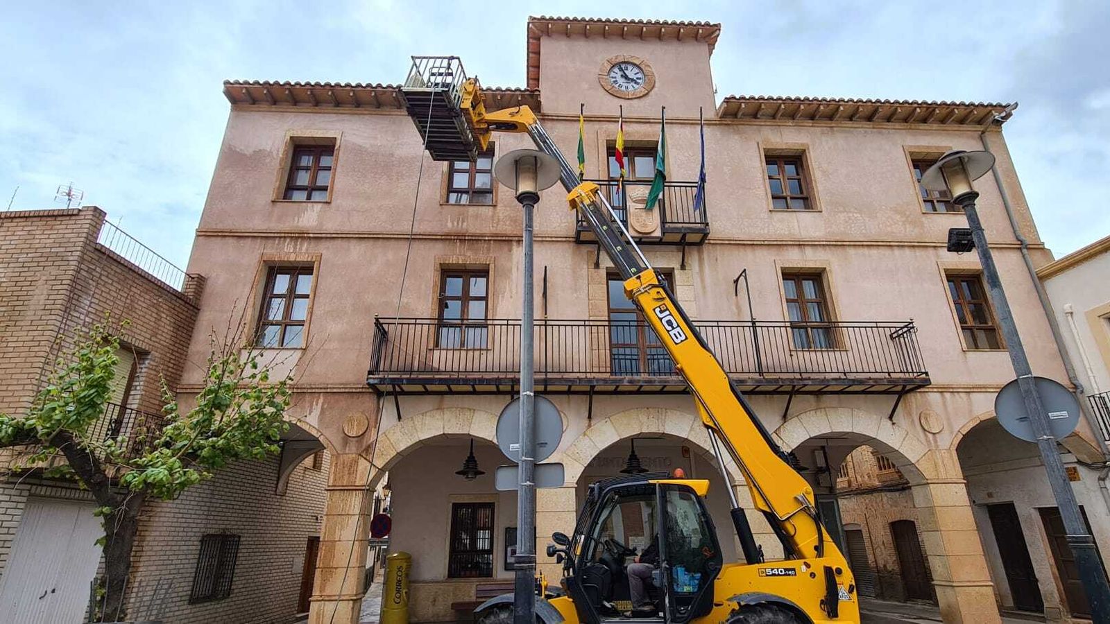 Fachada del Ayuntamiento de Abrucena durante los trabajos de blanqueamiento.
