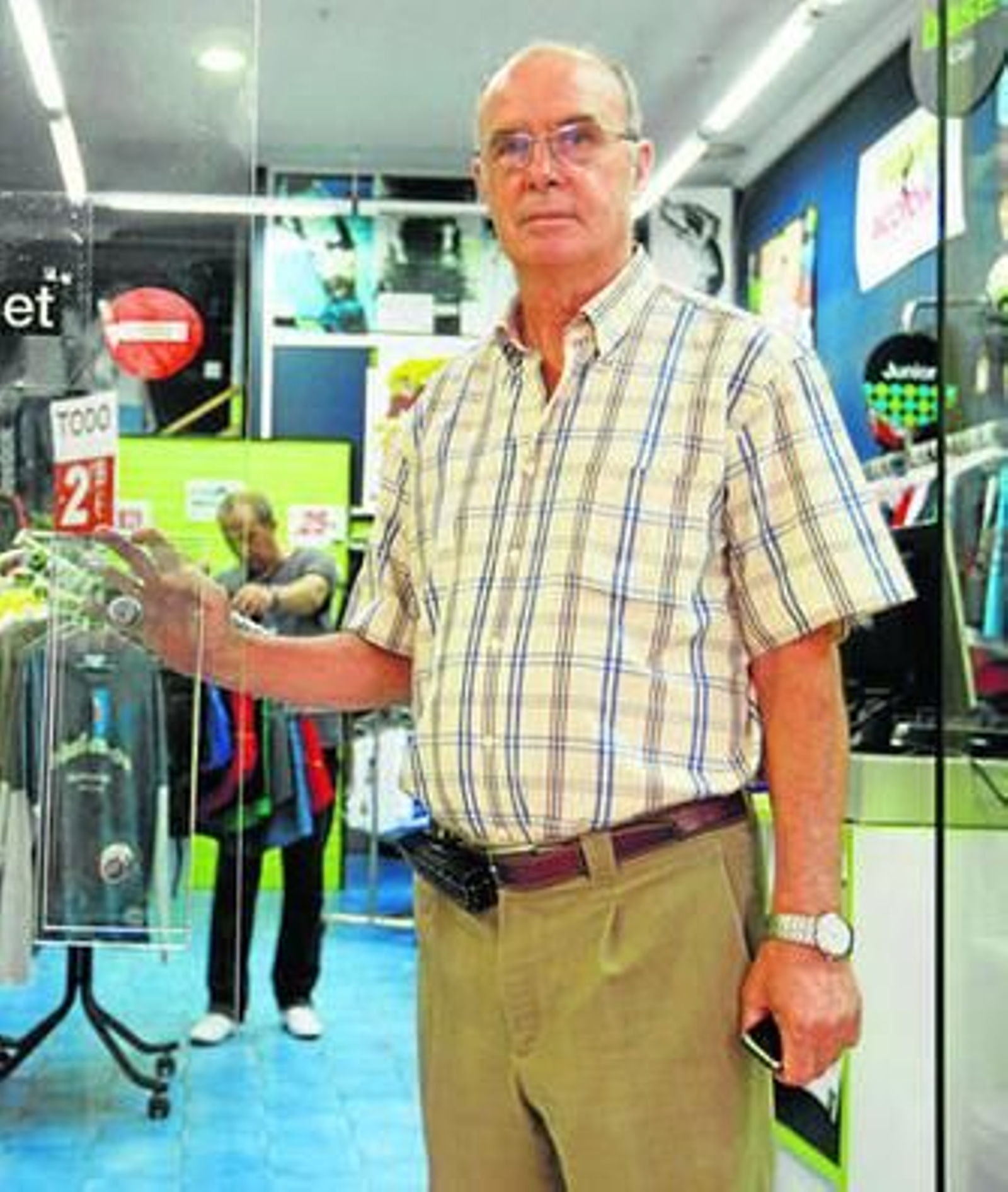 Pepe Ravelo, exjugador del Xerez Club Deportivo, en su tienda 'Deportes Ravelo'.
