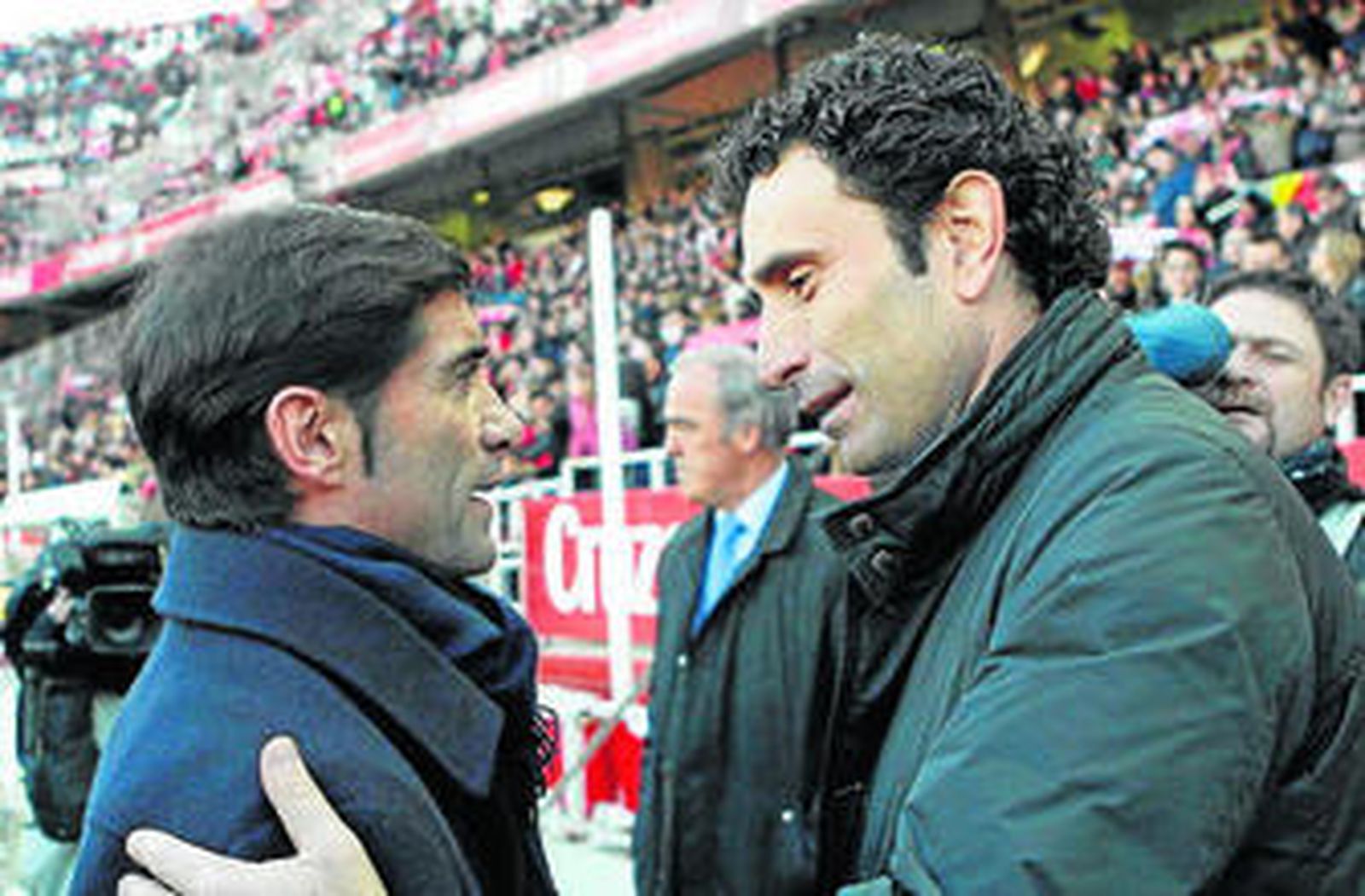 Marcelino (i), en la cuerda floja, y Molina se saludan al inicio.