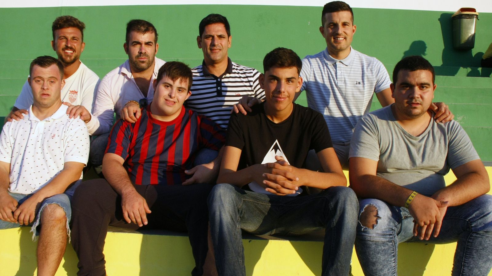 Pedro, Carlos, Jose y Mario junto a Manuel Buyo (centro) y parte del equipo técnico.