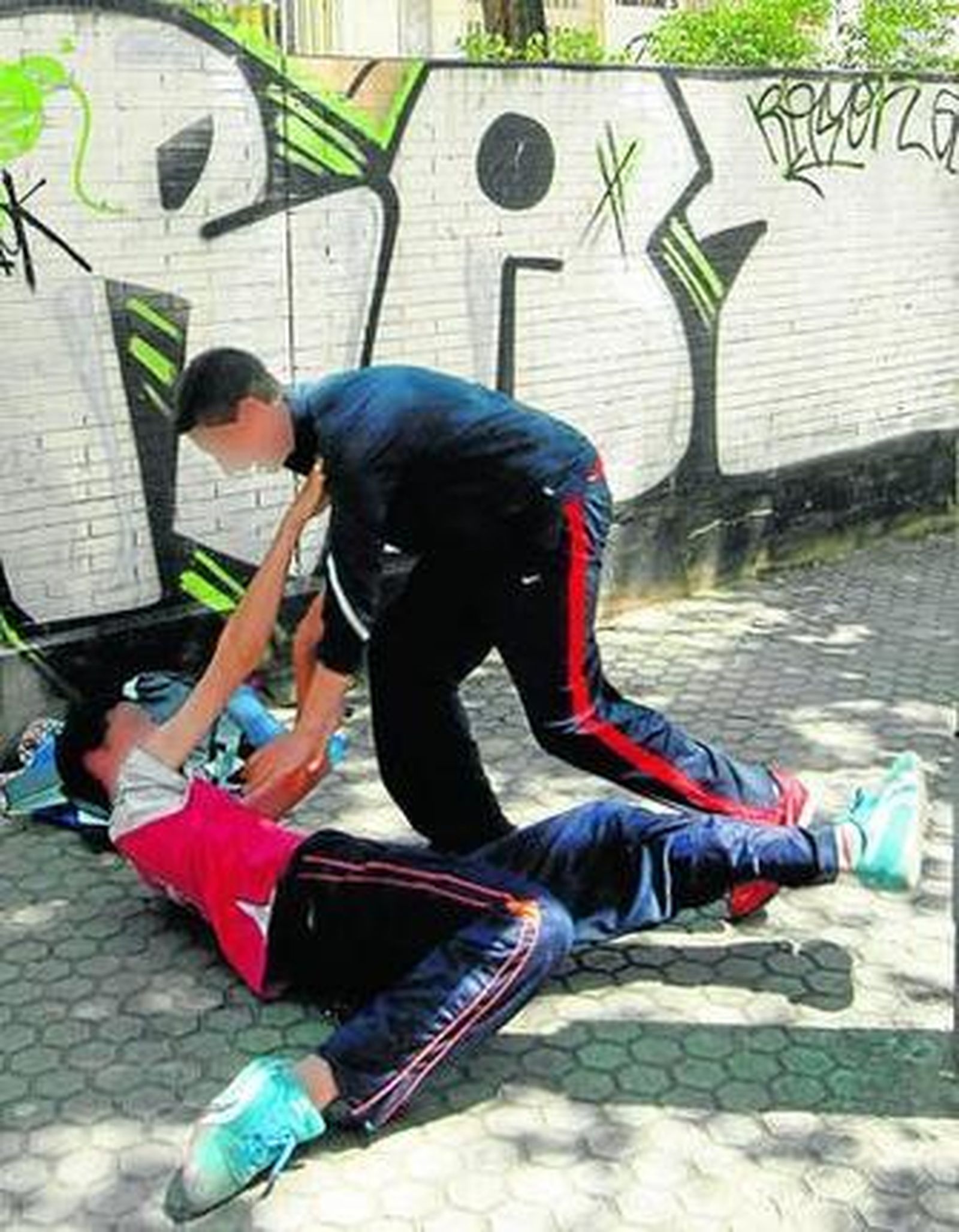 Recreación de una pelea entre estudiantes.