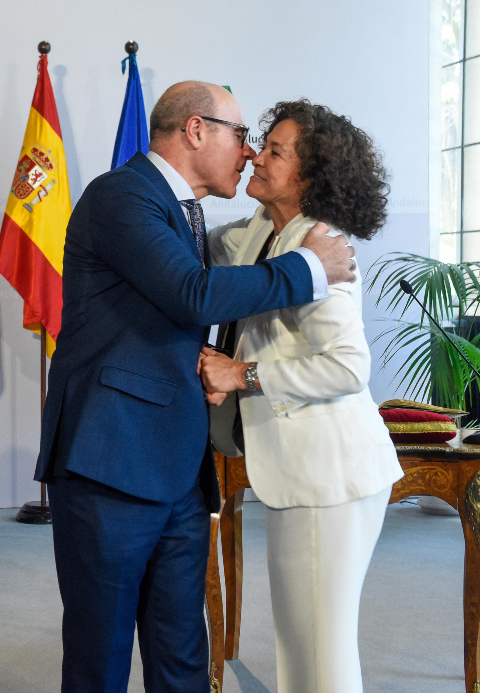 Intercambio de poderes entre la rectora saliente, Pilar Aranda, y el nuevo rector, Pedro Mercado