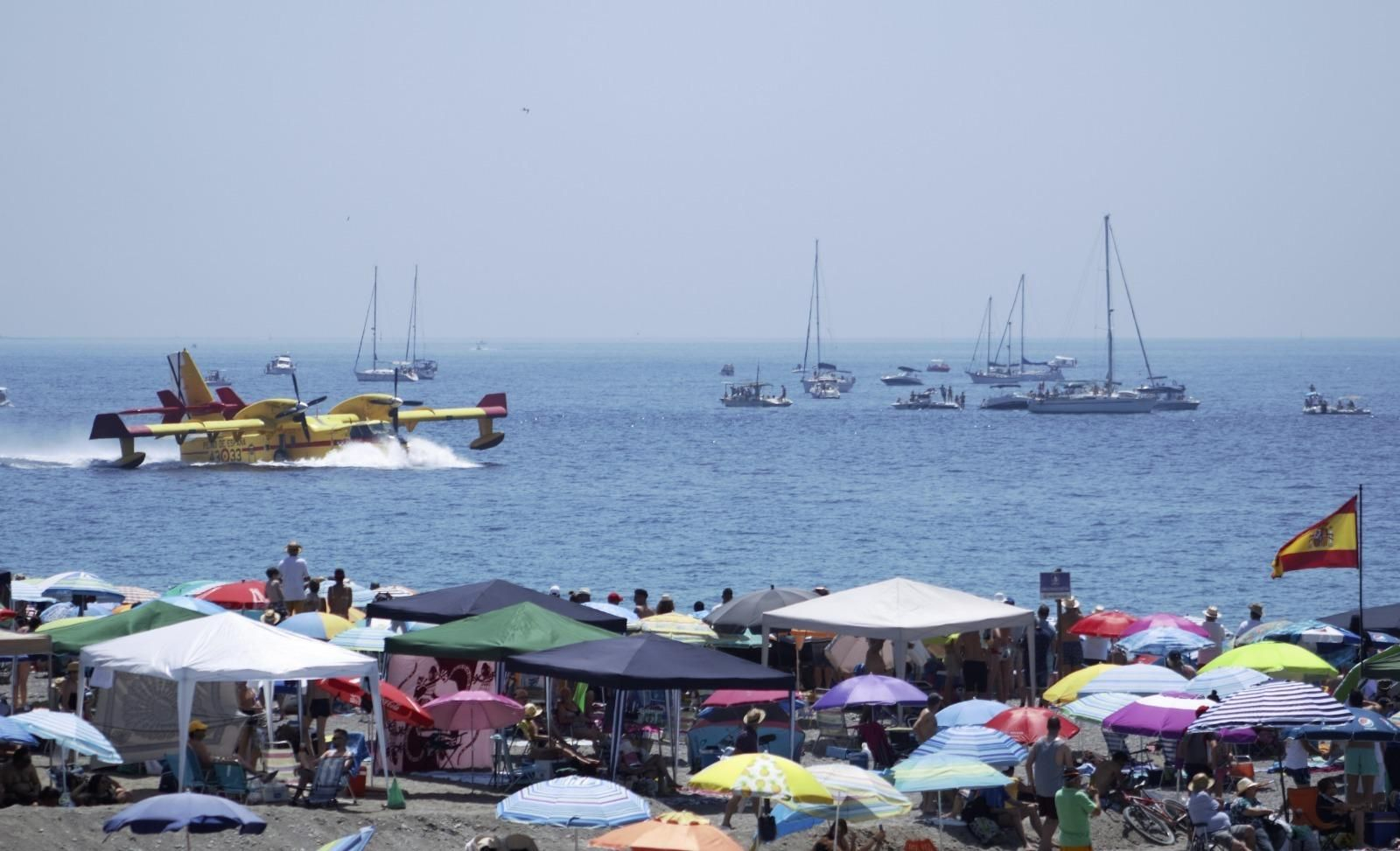 Imágenes del Festival Aéreo de Motril visto desde la playa