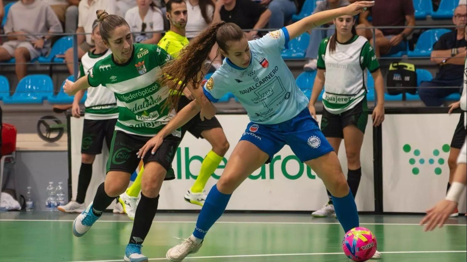 Ame Romero pelea por el balón con una judora del Futsi Navalcarnero.